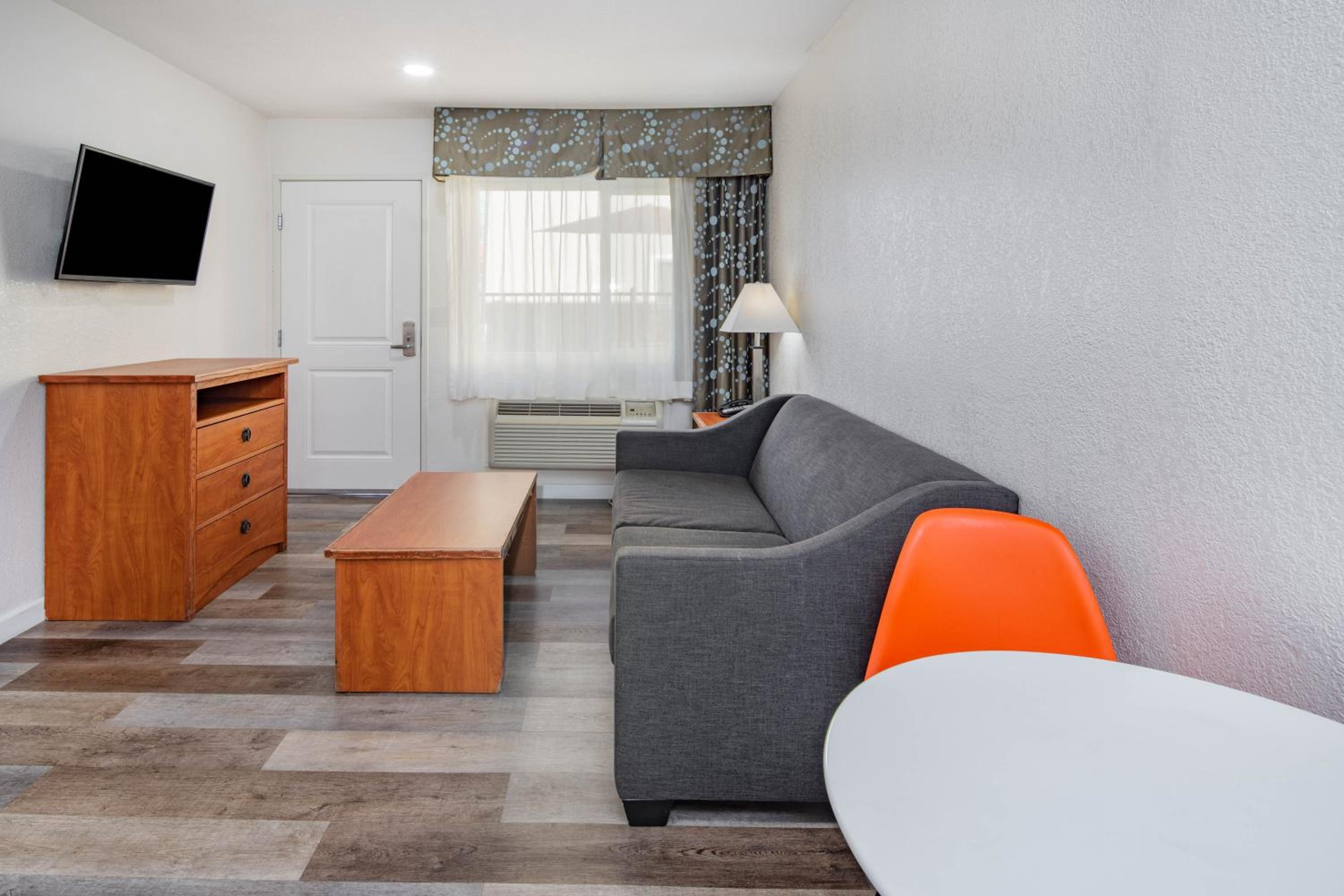King Studio Suite with Sofa Bed - Non-Smoking photo 3