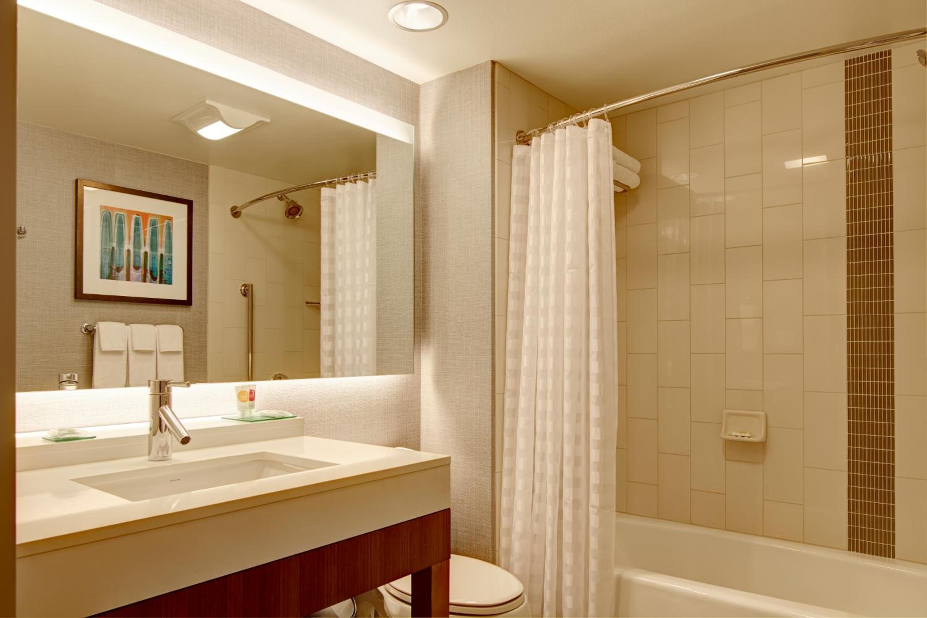 Queen Room with Two Queen Beds and Sofa Bed - High Floor photo 3