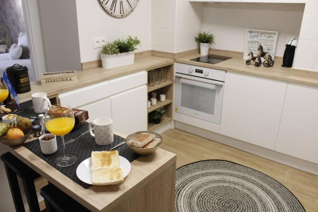 Apartment with Balcony - Photo 5