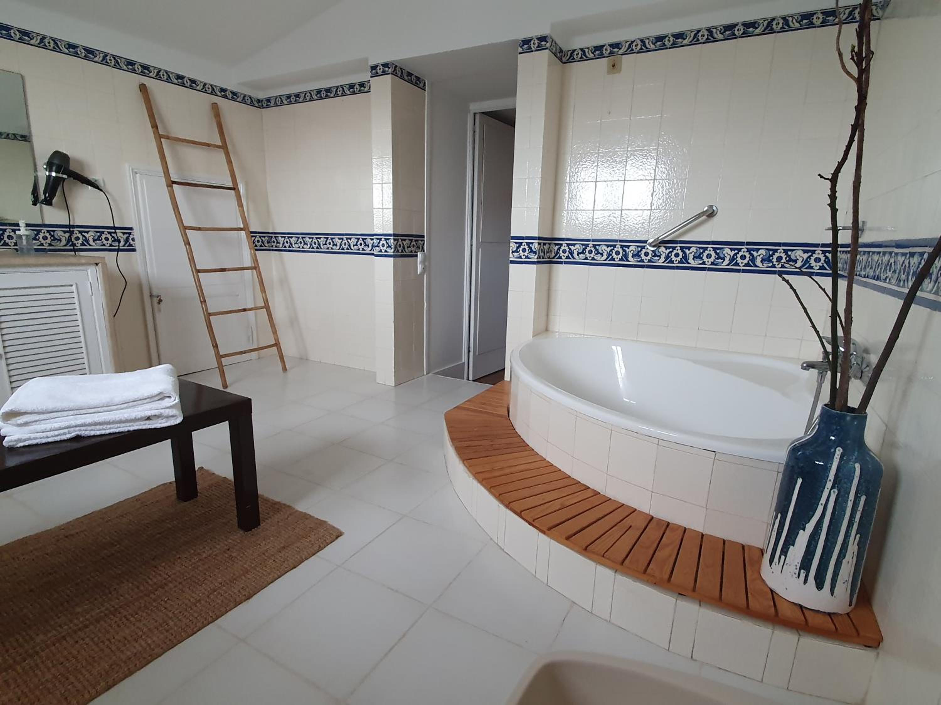 Deluxe Double Room (2 Adults + 1 Child) - Photo 9