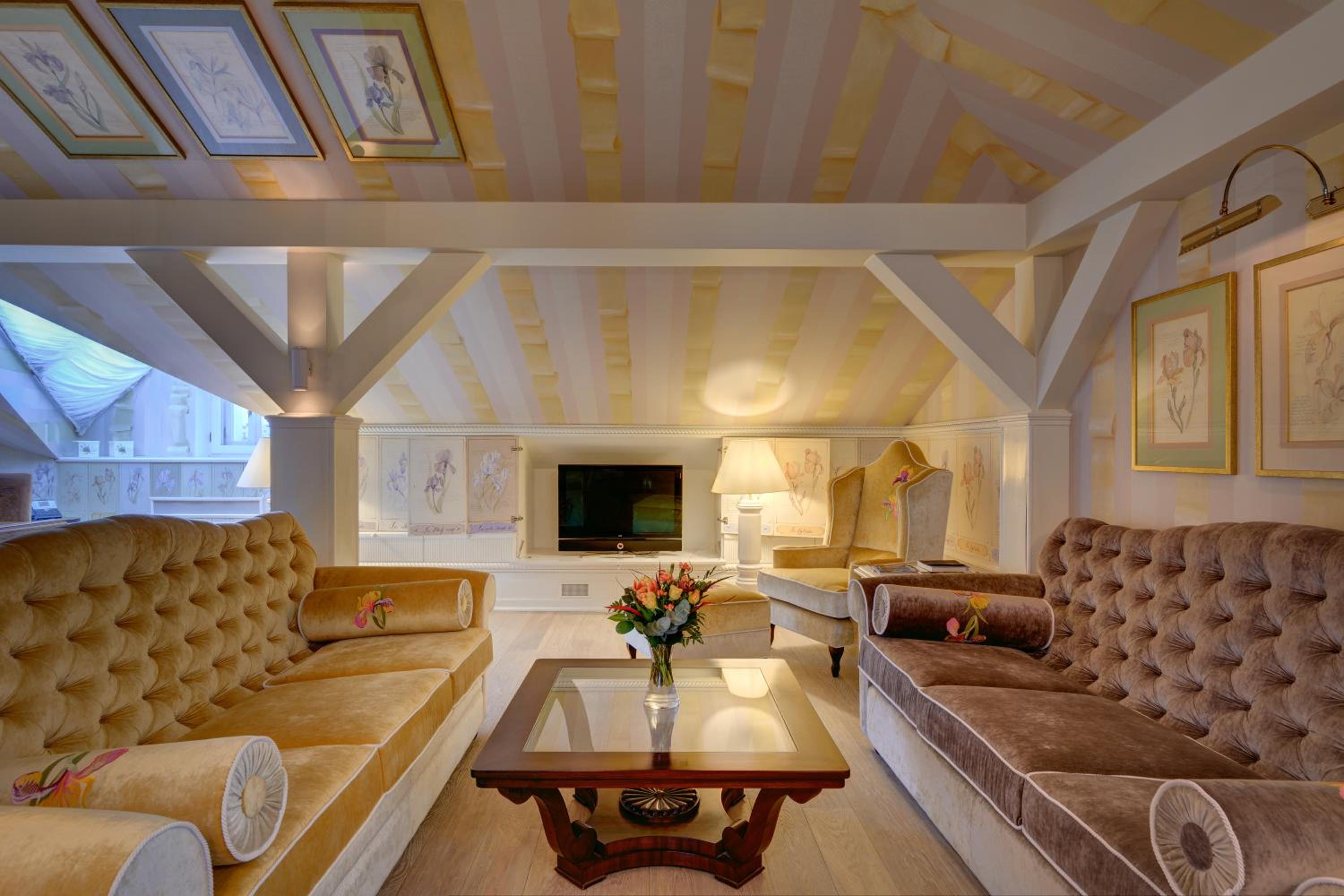 Luxury Suite - Photo 7