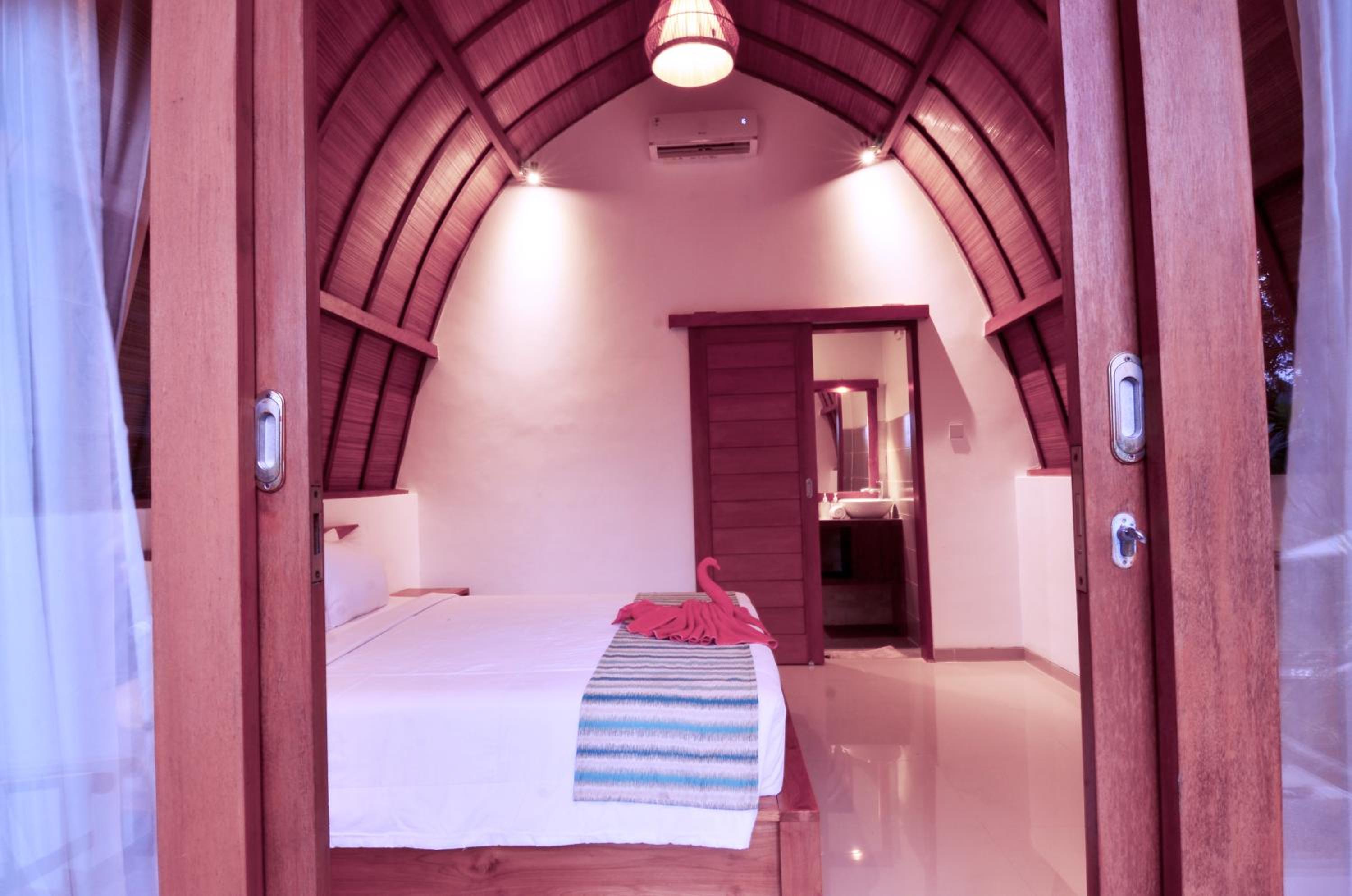 King Room with Pool View - Photo 18