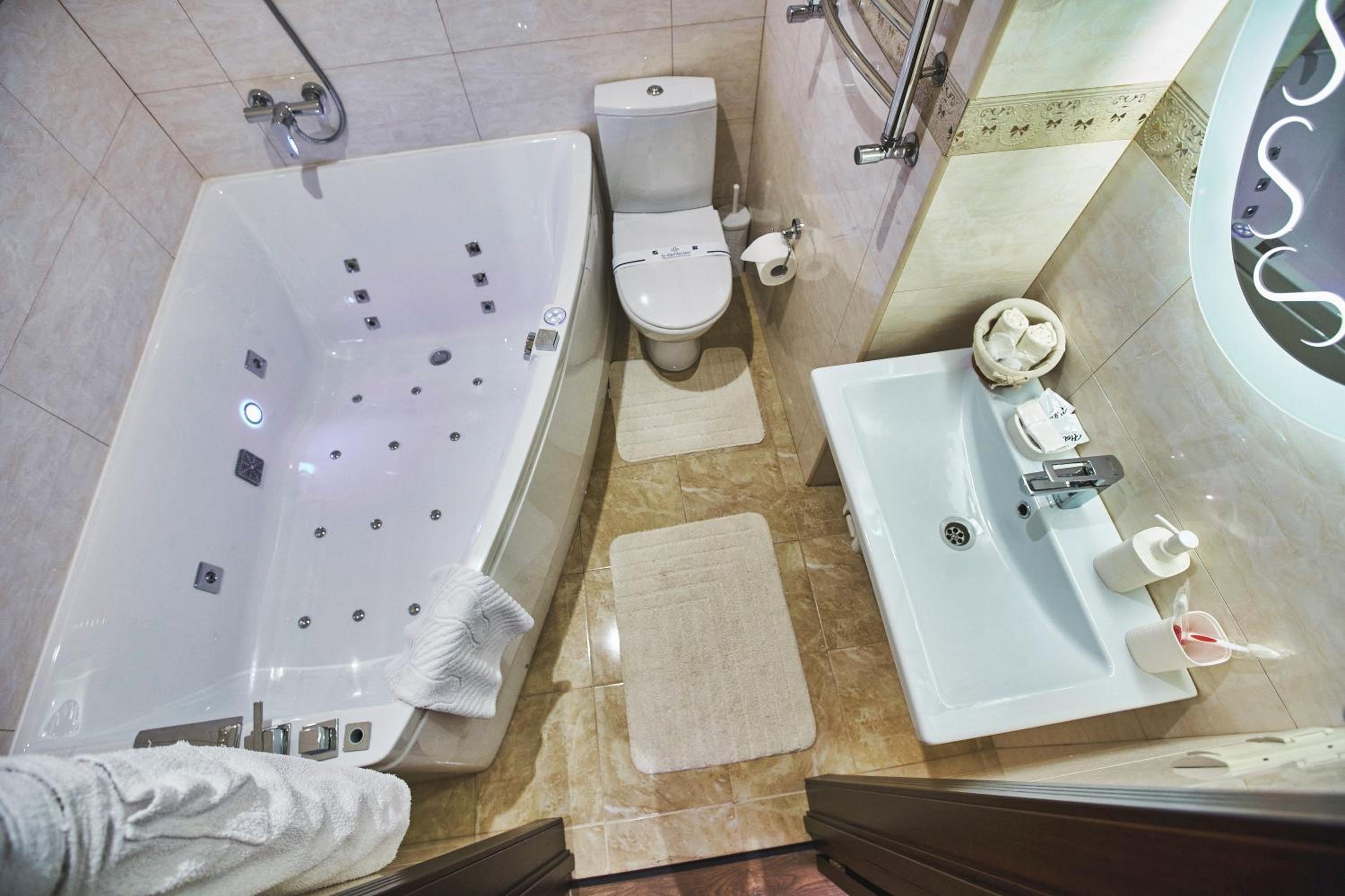 Superior King Suite photo 2