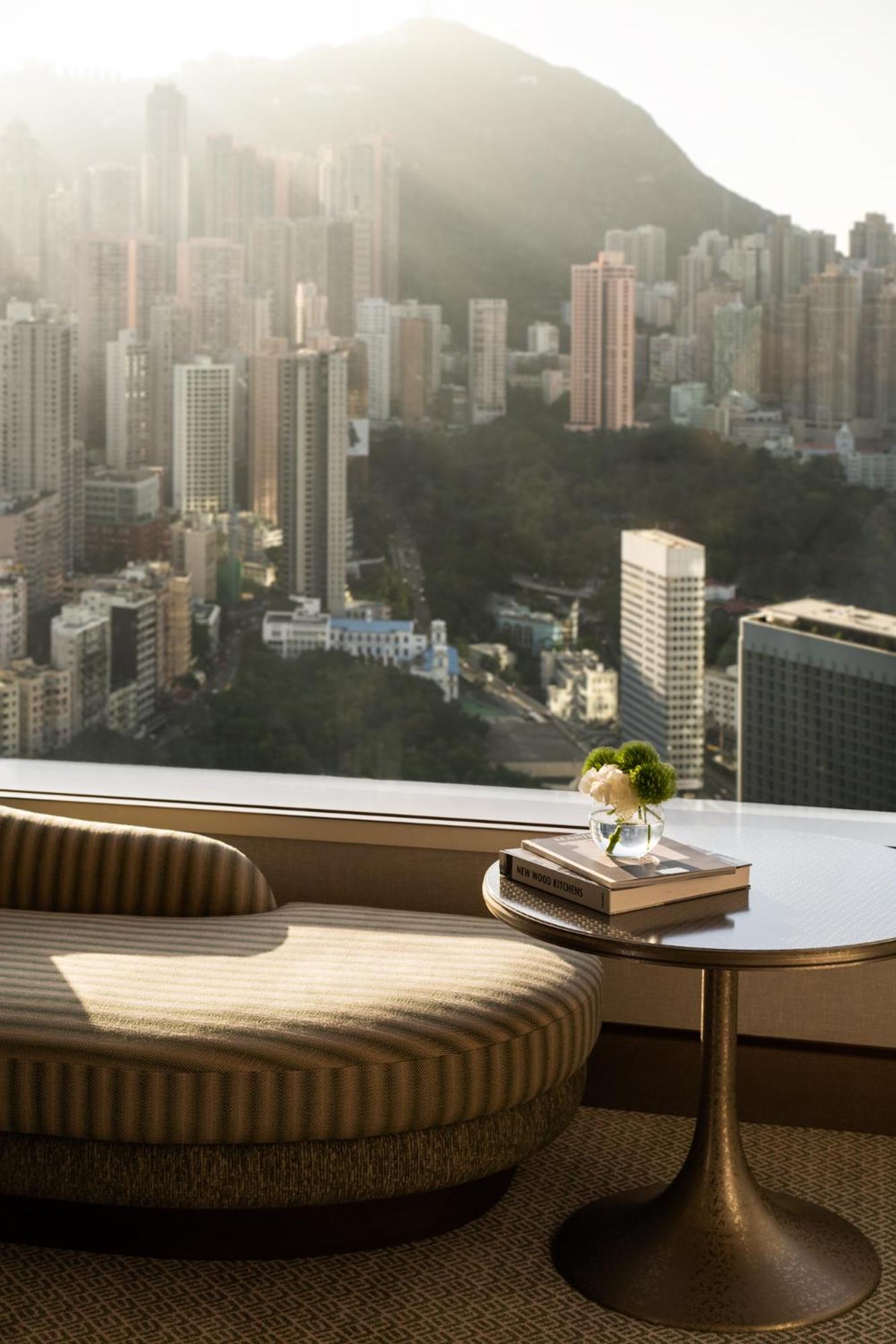 Island Shangri-La Horizon Peak View King Room thumbnail 6