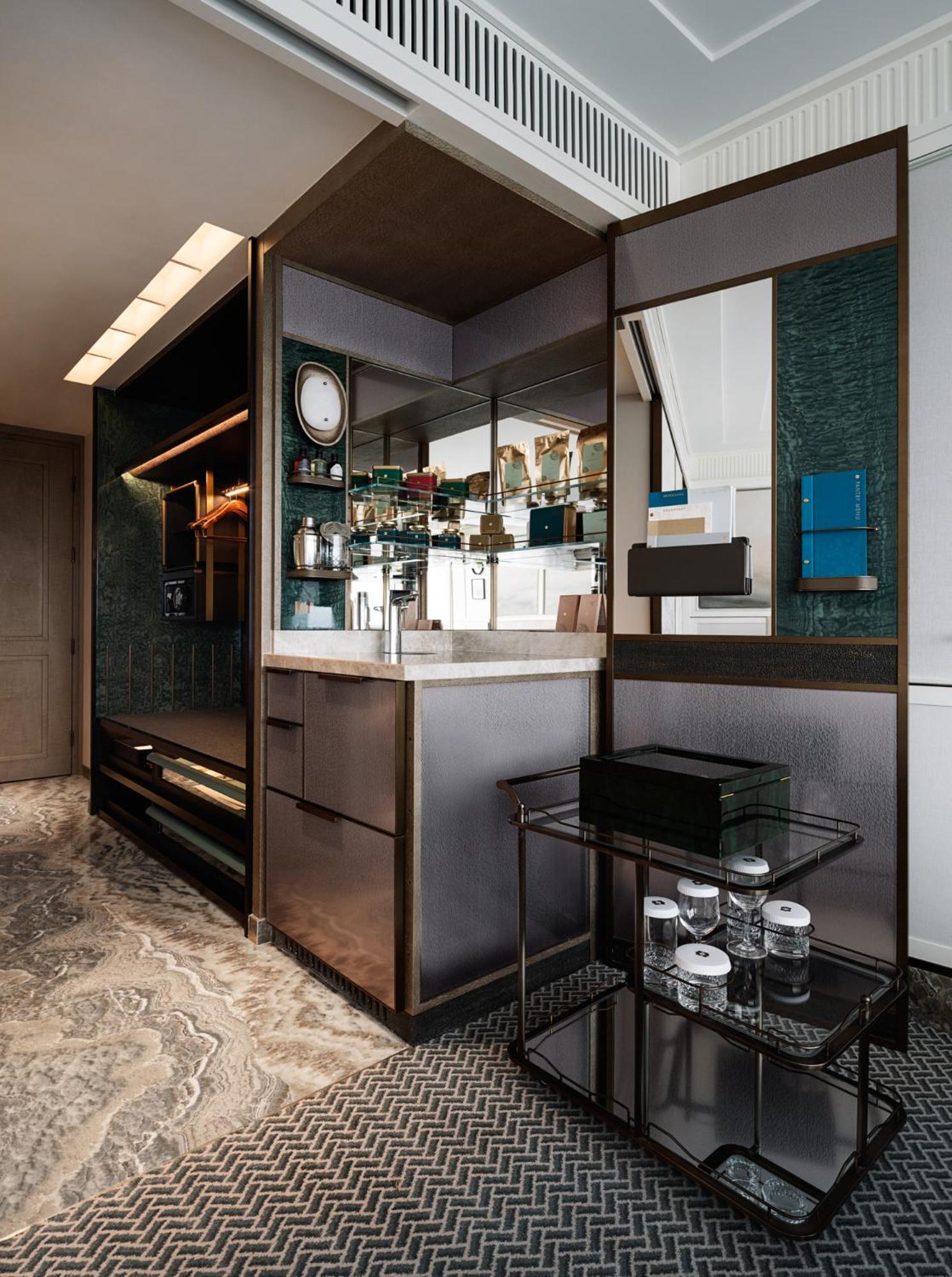 Island Shangri-La Horizon Harbor View Twin Room