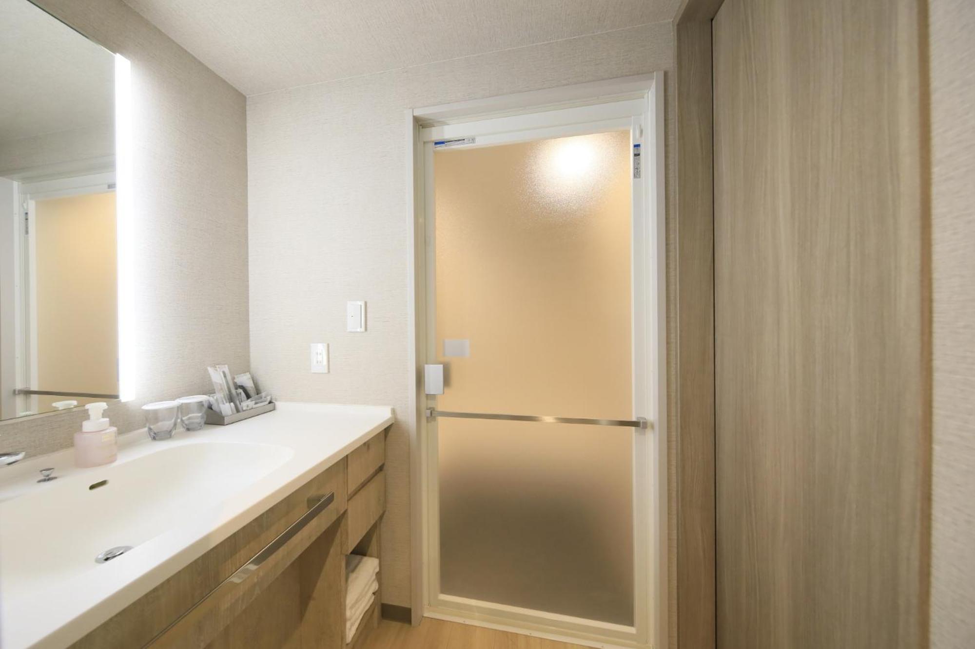Twin Room with Station View - Non-Smoking - Photo 6