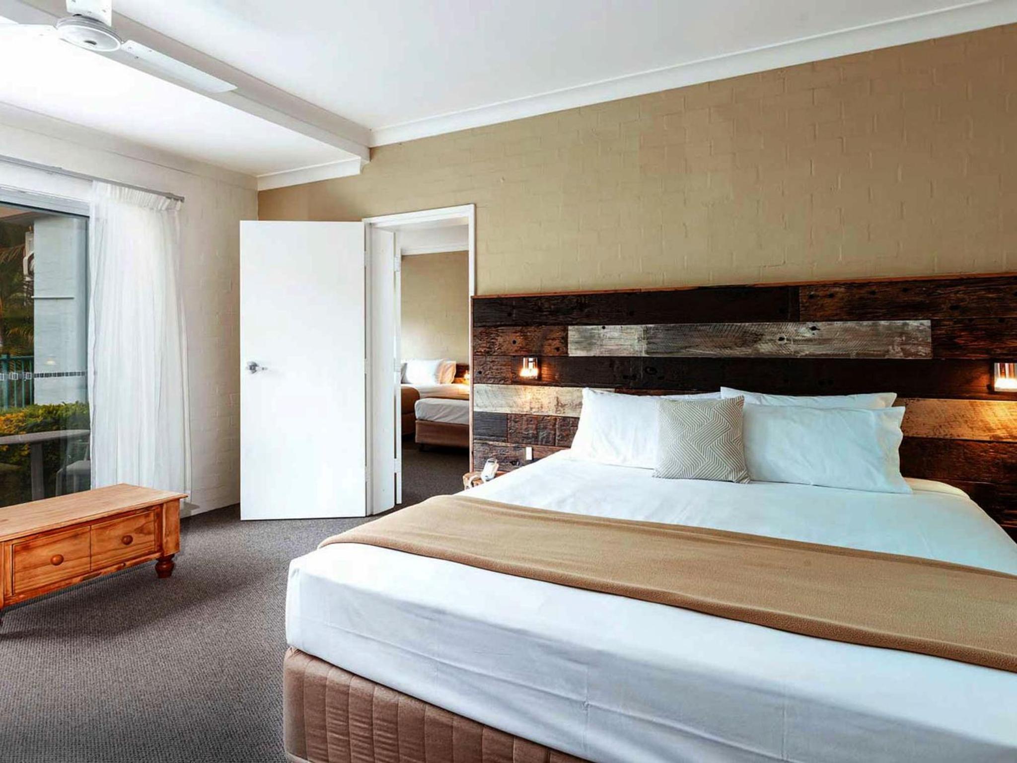 Room 04 Boomerang - Executive King Bed + Patio photo 3