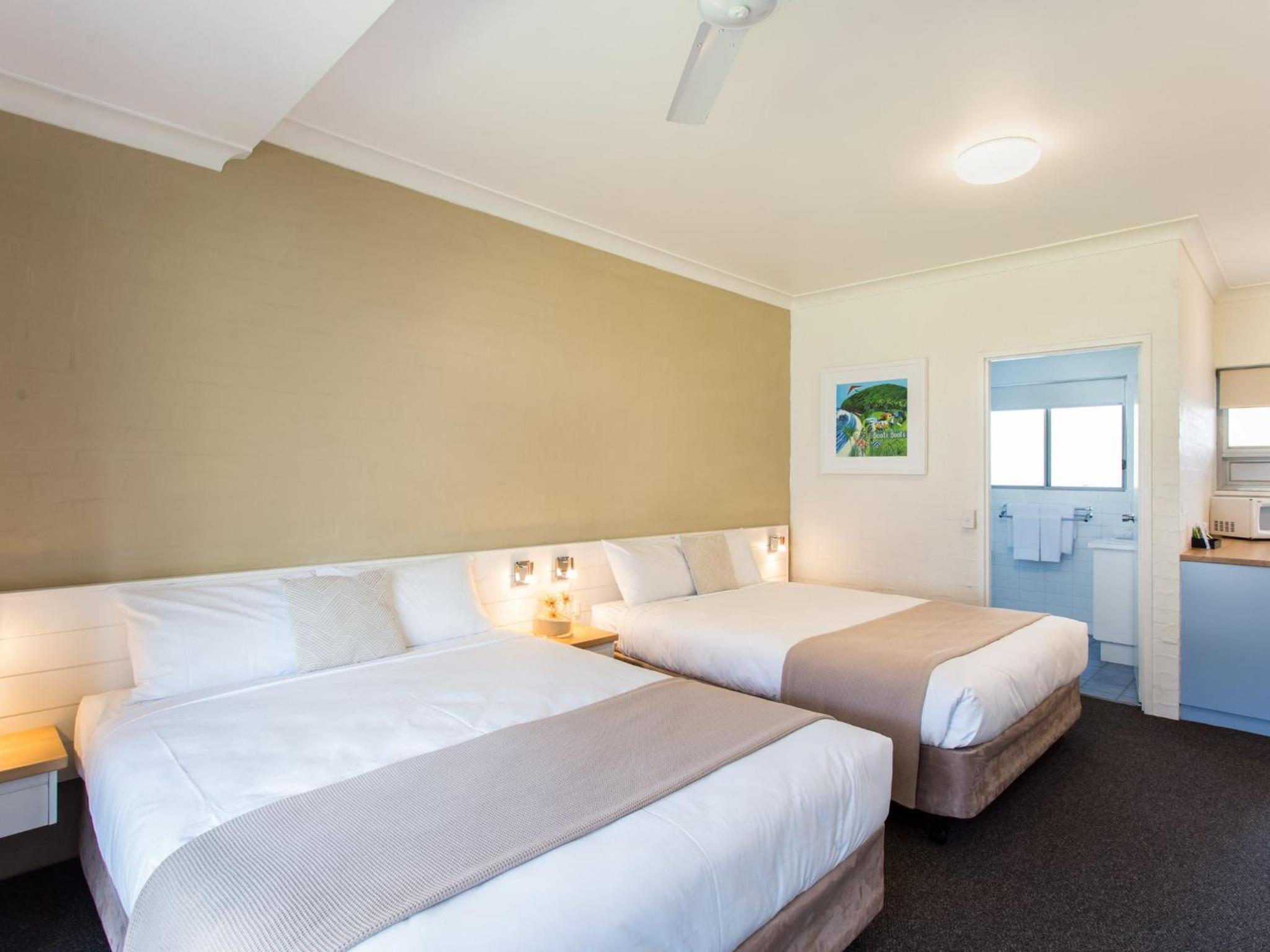 Room 02 Booti Booti - Standard with Two Queen Beds + Patio photo 3