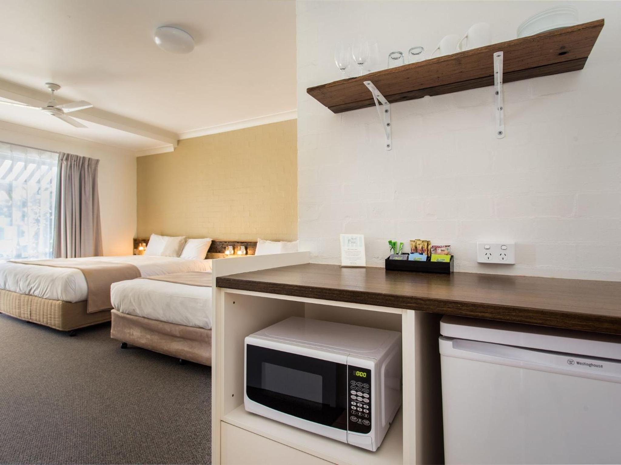 Room 03 Lizzie - Executive with Queen + King Beds + Patio photo 3