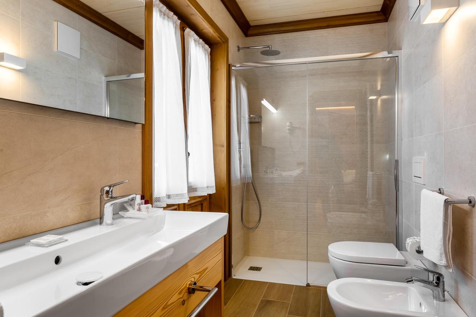 Suite - Photo 19
