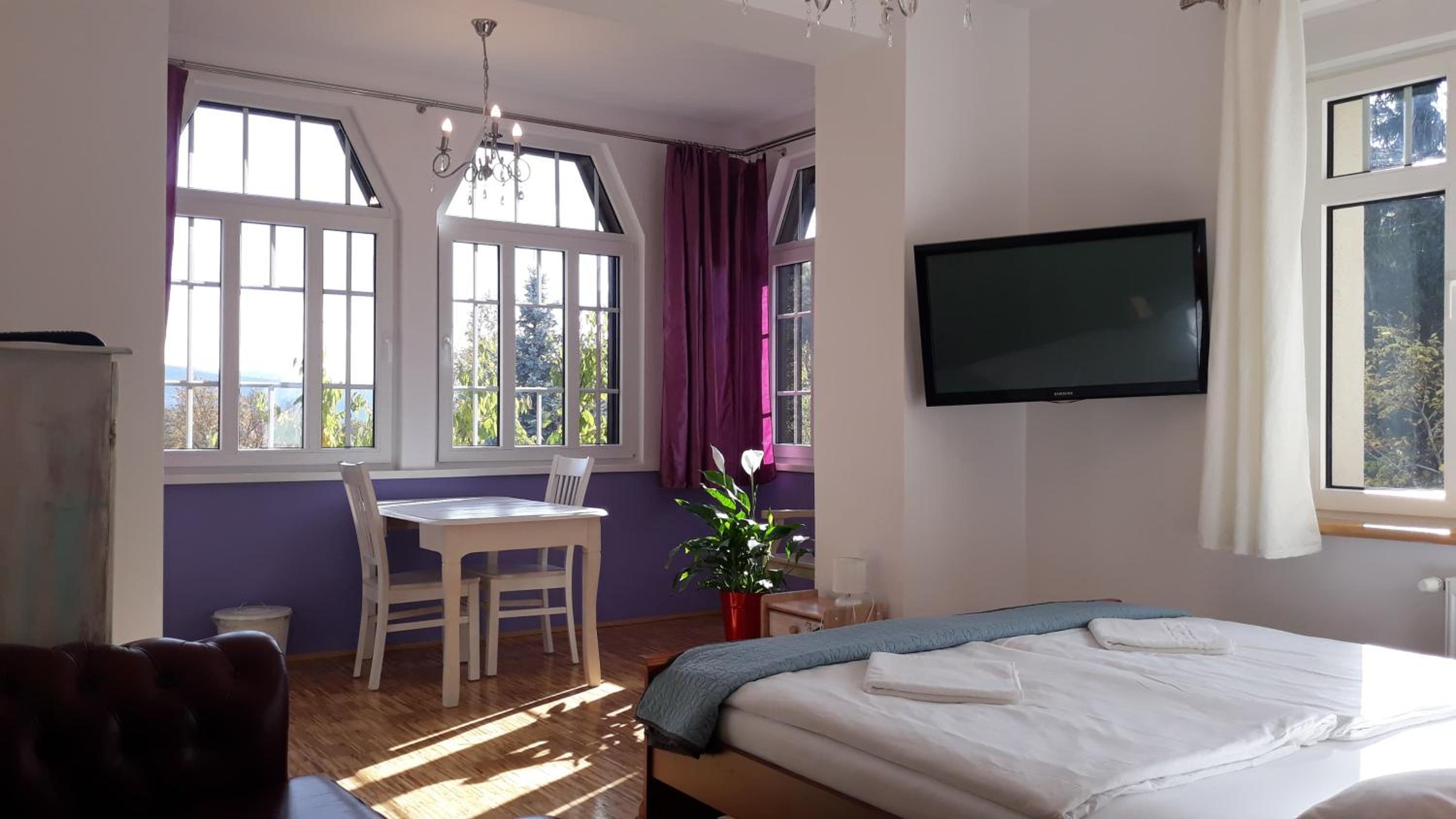 Large Double Room - Photo 1