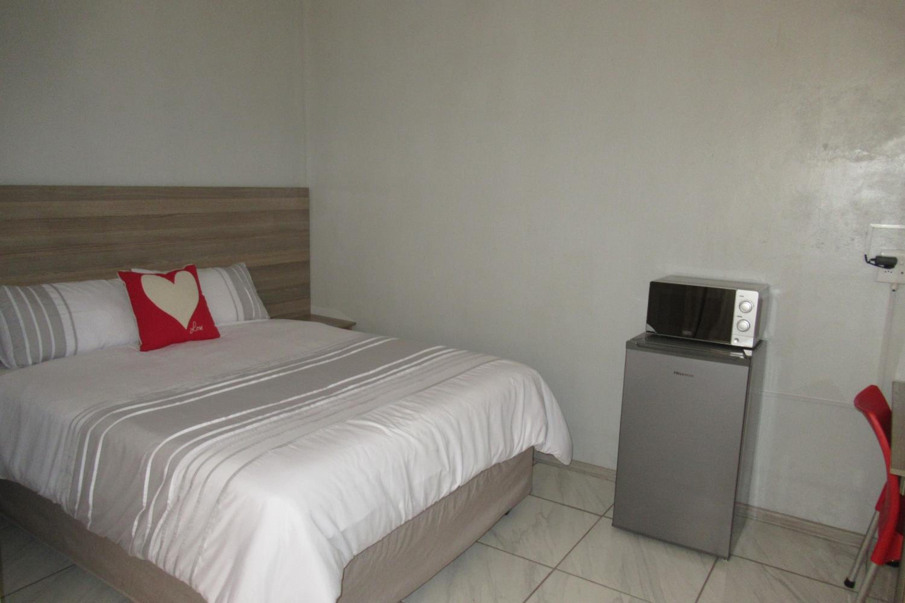 Queen Room - Photo 13