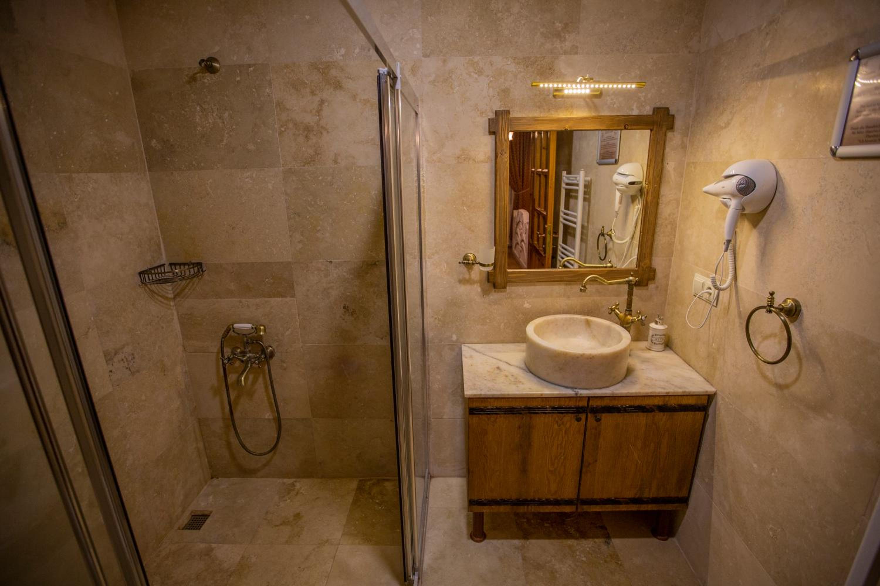 Standard Double Room - Photo 7