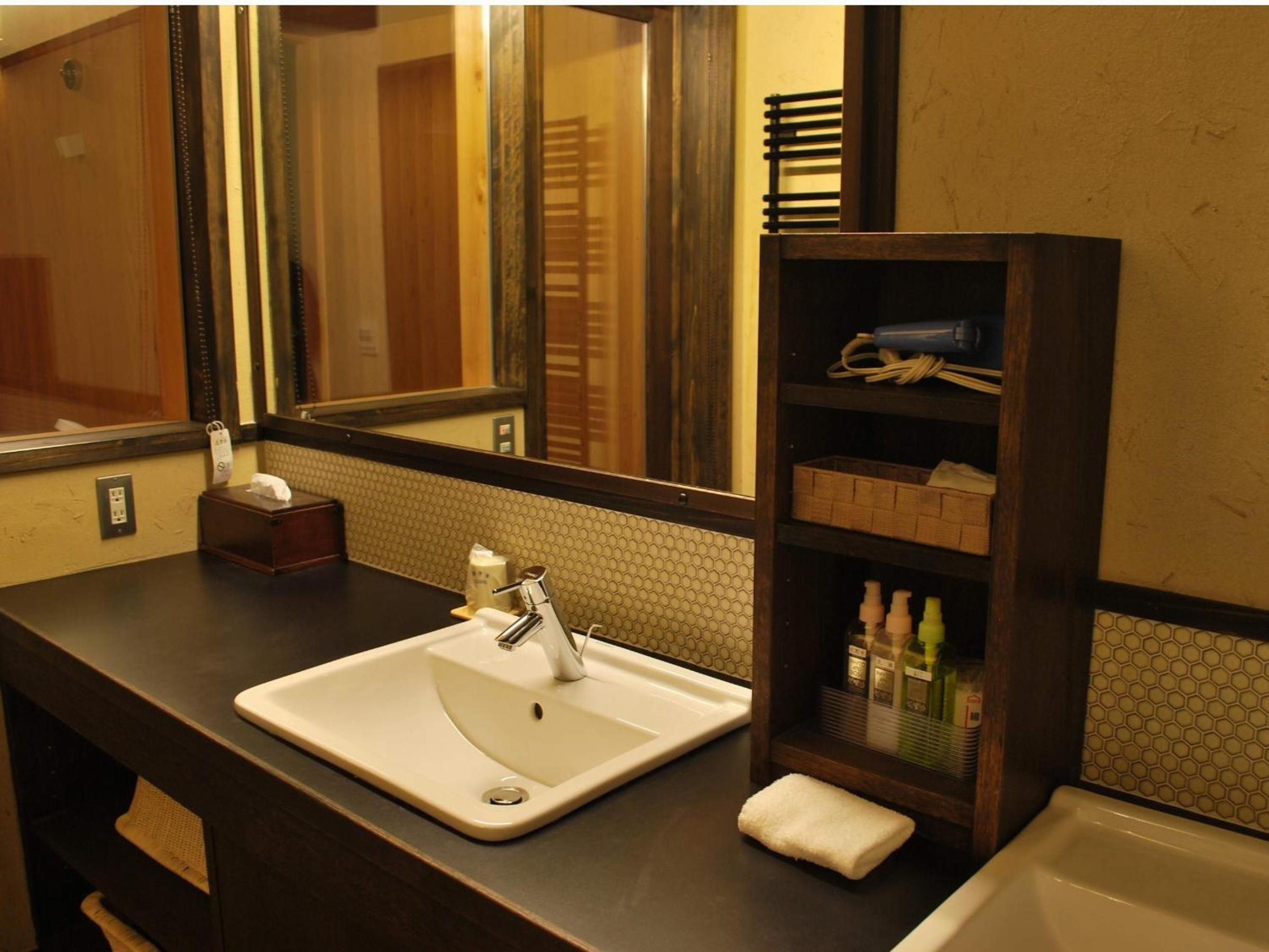 Room with Tatami Area and Semi Open-Air Bath - Photo 5