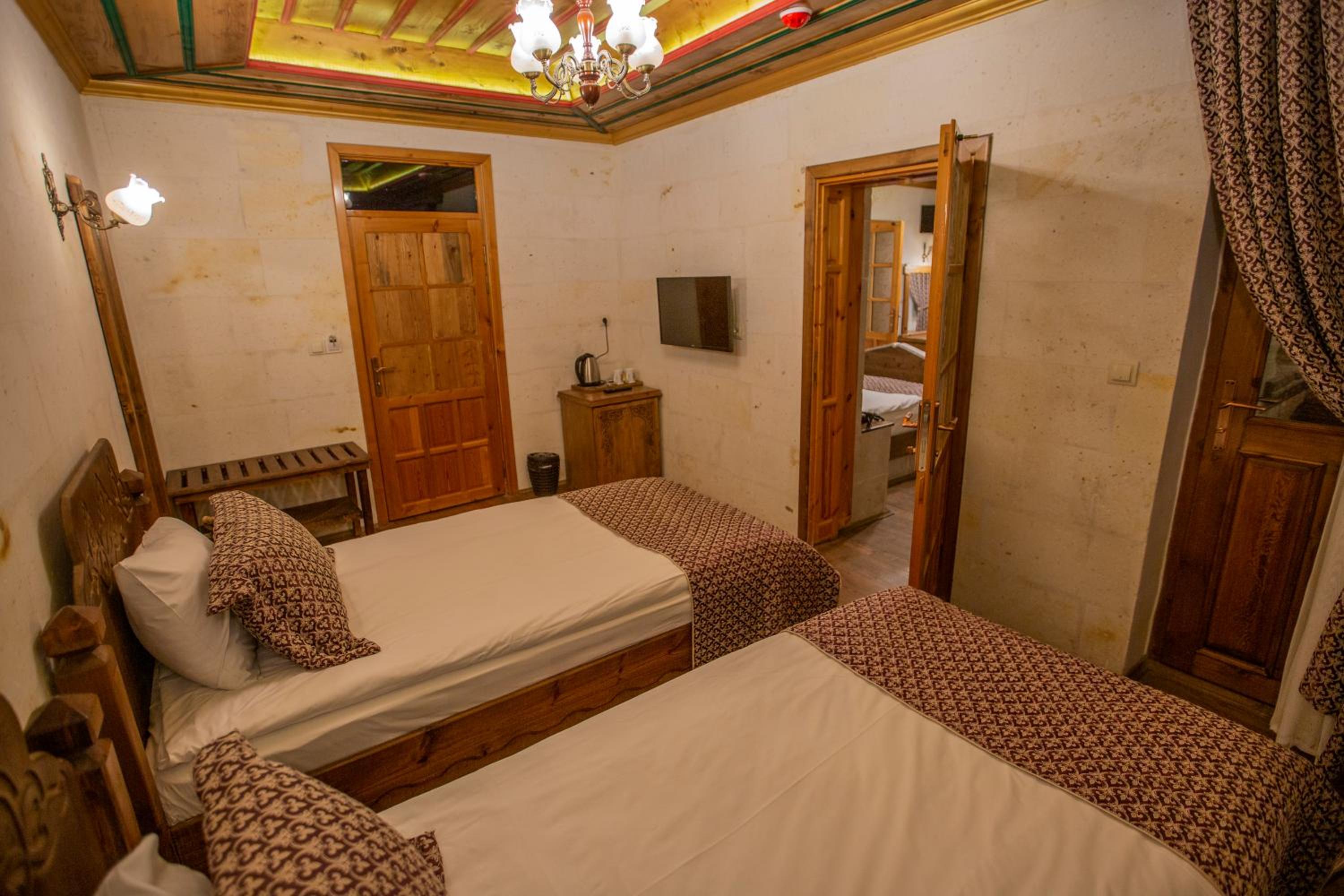 Quadruple Room with Balcony - Photo 7