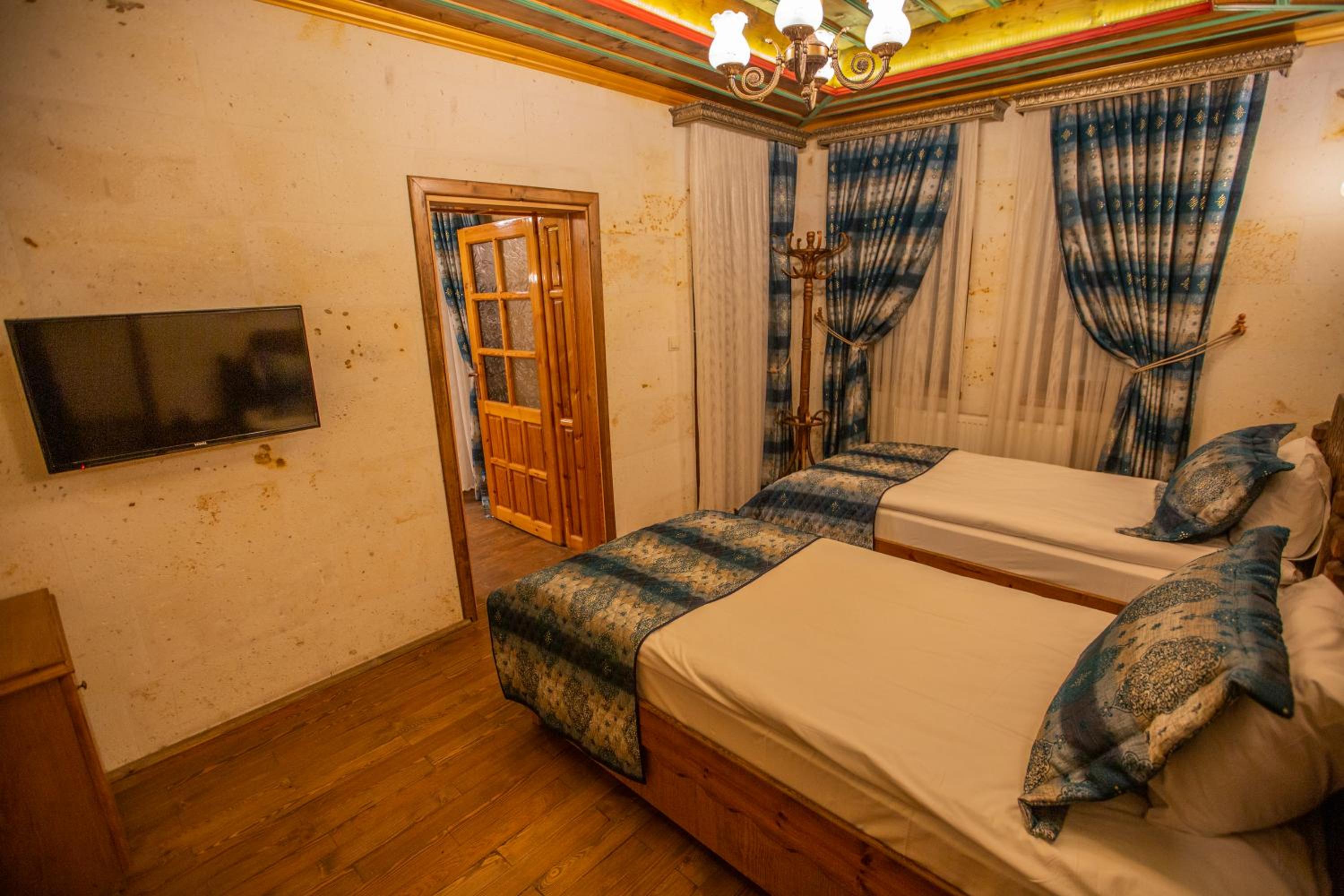 Quadruple Room with Balcony - Photo 5