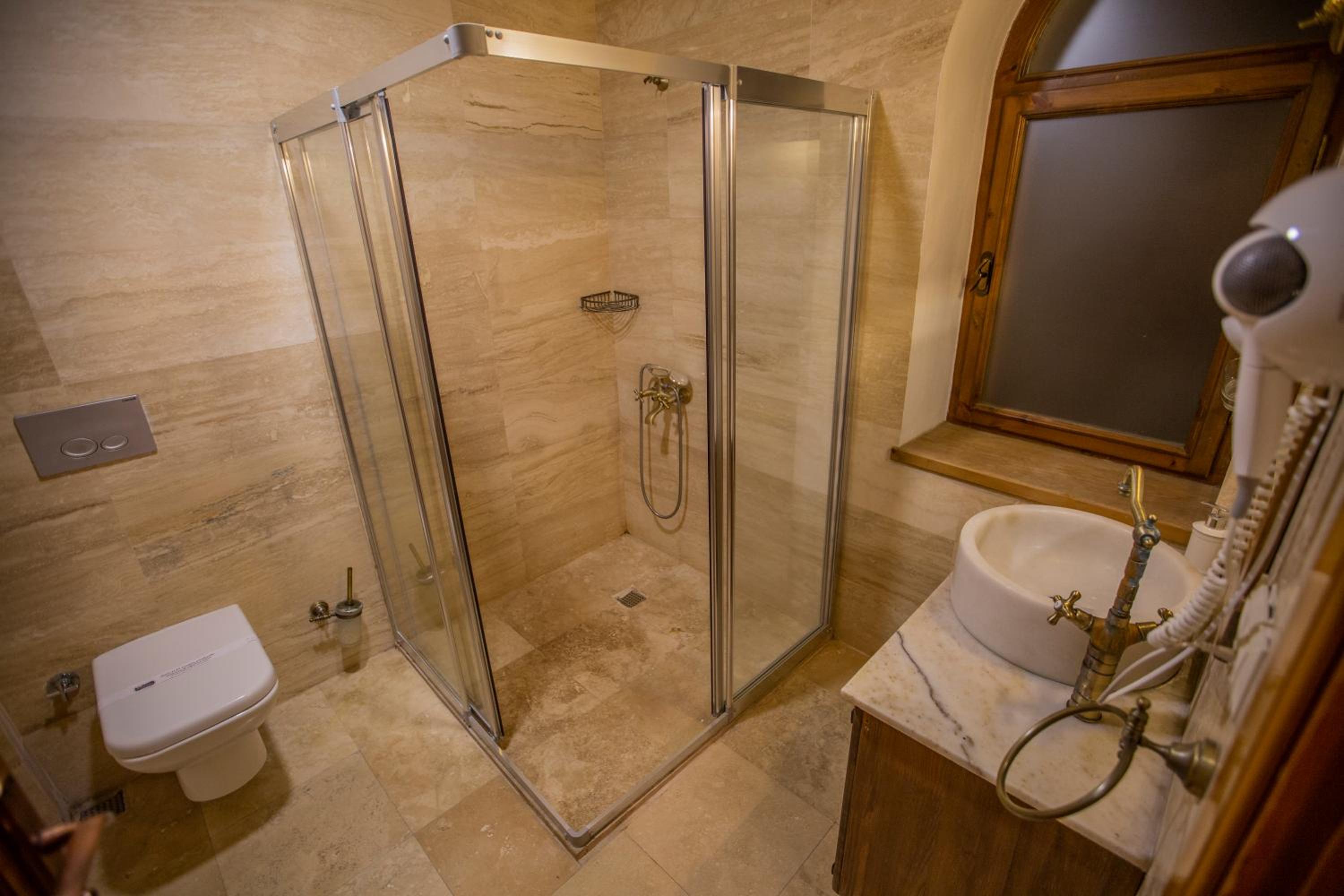 Quadruple Room with Balcony - Photo 3