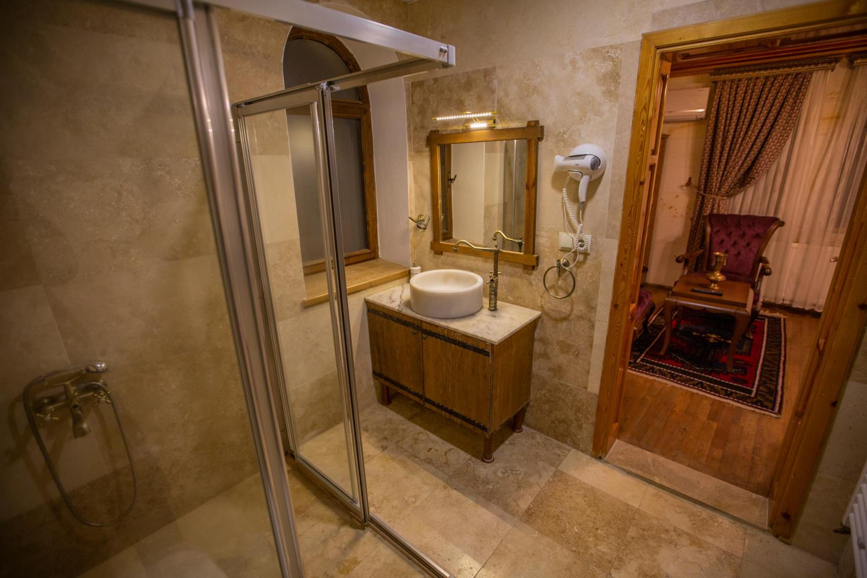 Quadruple Room with Balcony - Photo 4