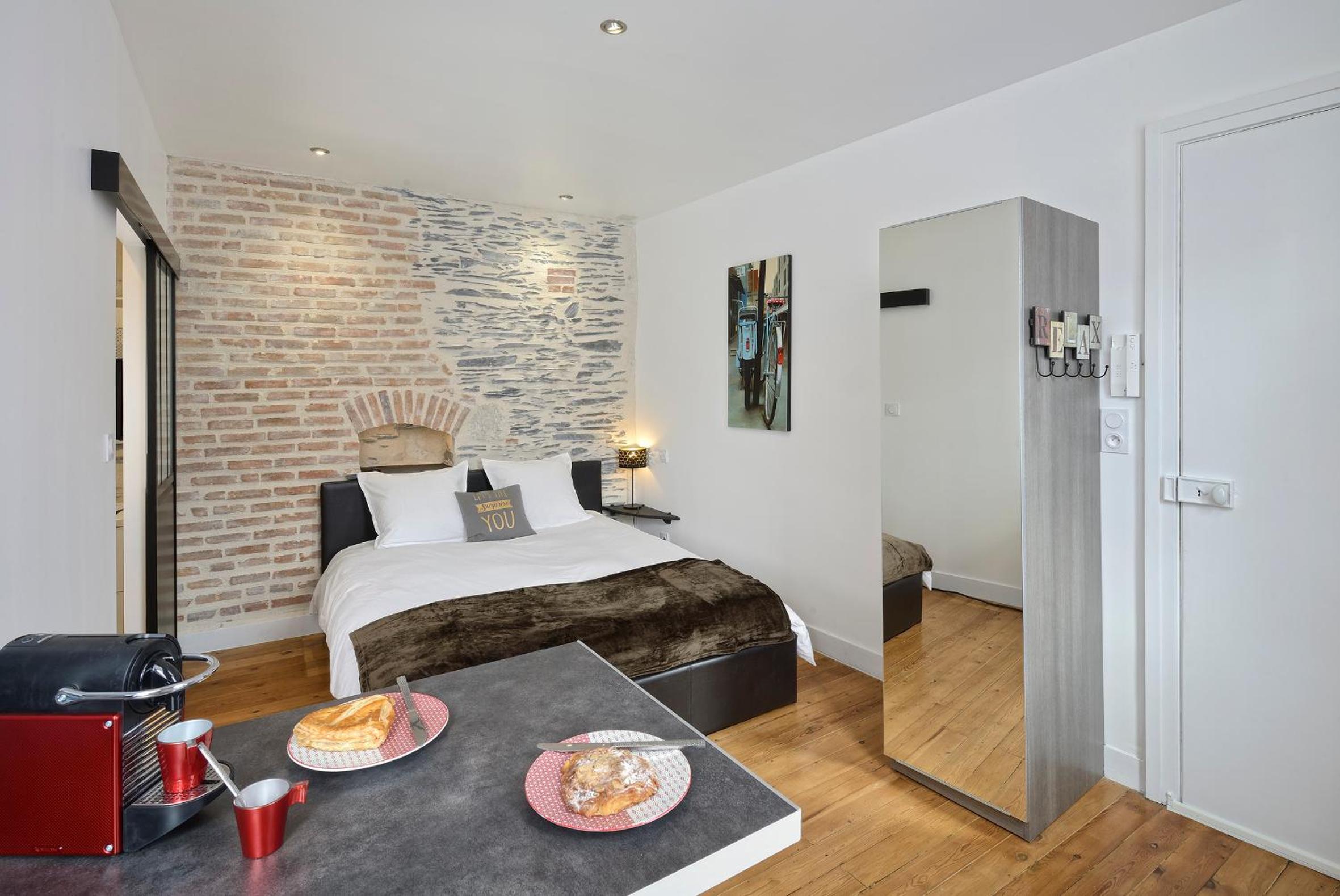 Apartment with Shower - Photo 4