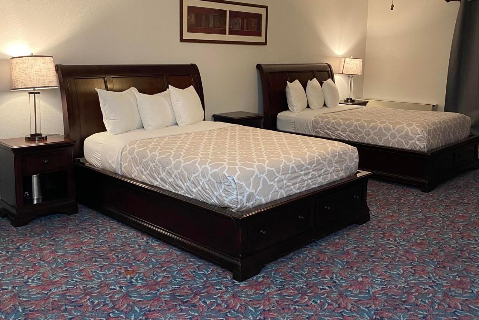 Queen Room with Two Queen Beds, Balcony and Private Bathroom photo 2