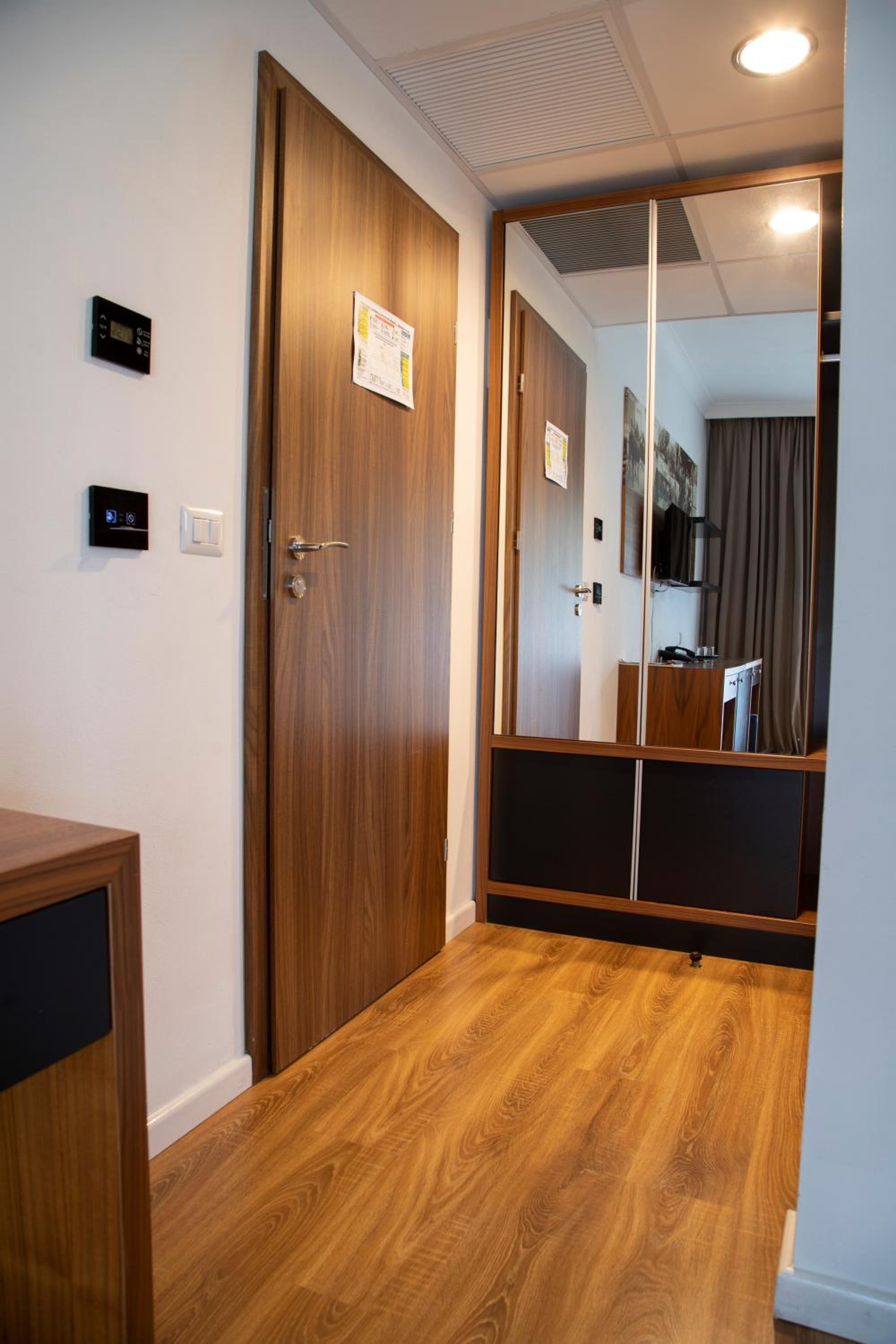 Twin Room with Balcony - Photo 1