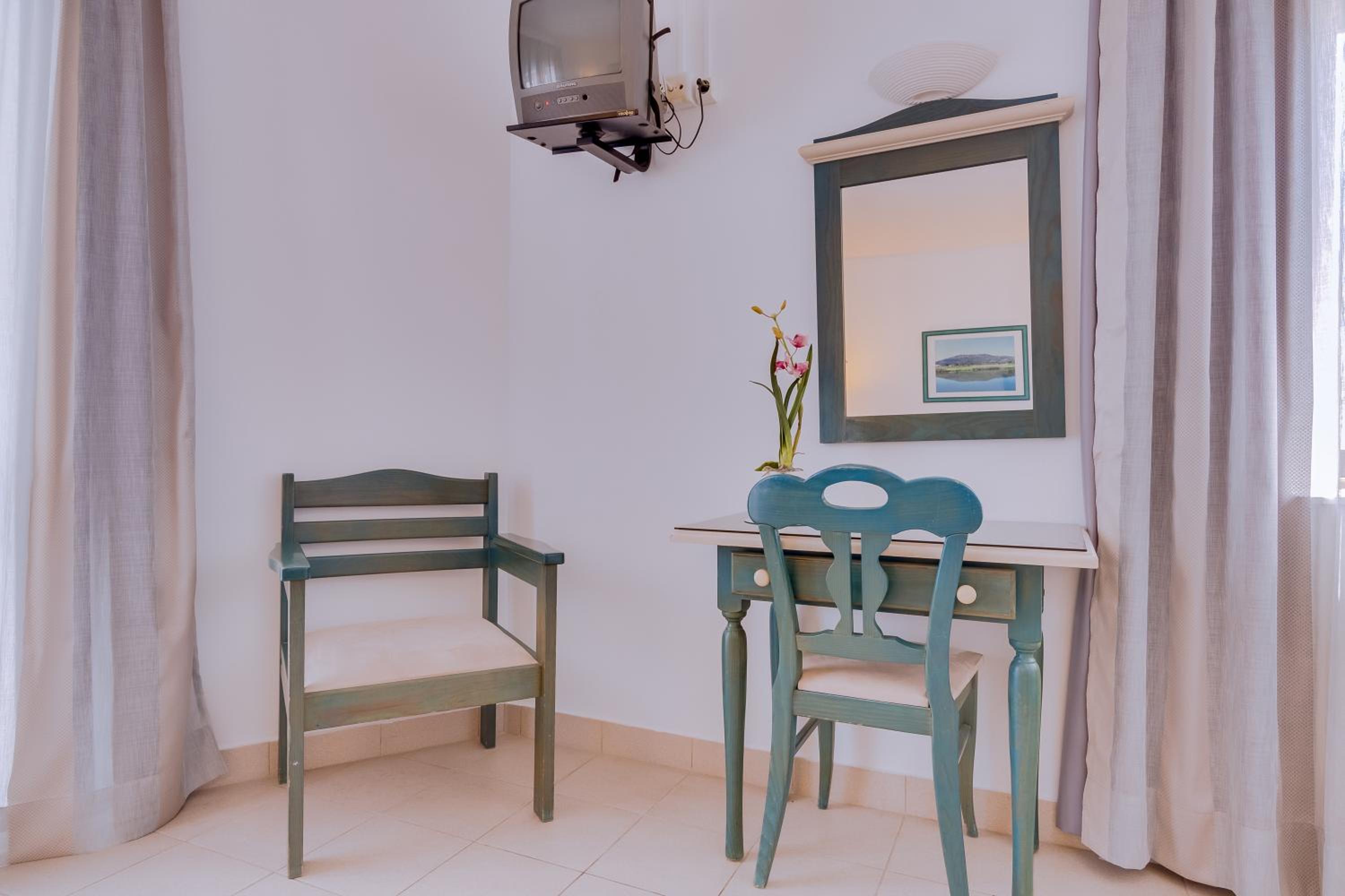 Twin Room - Photo 13