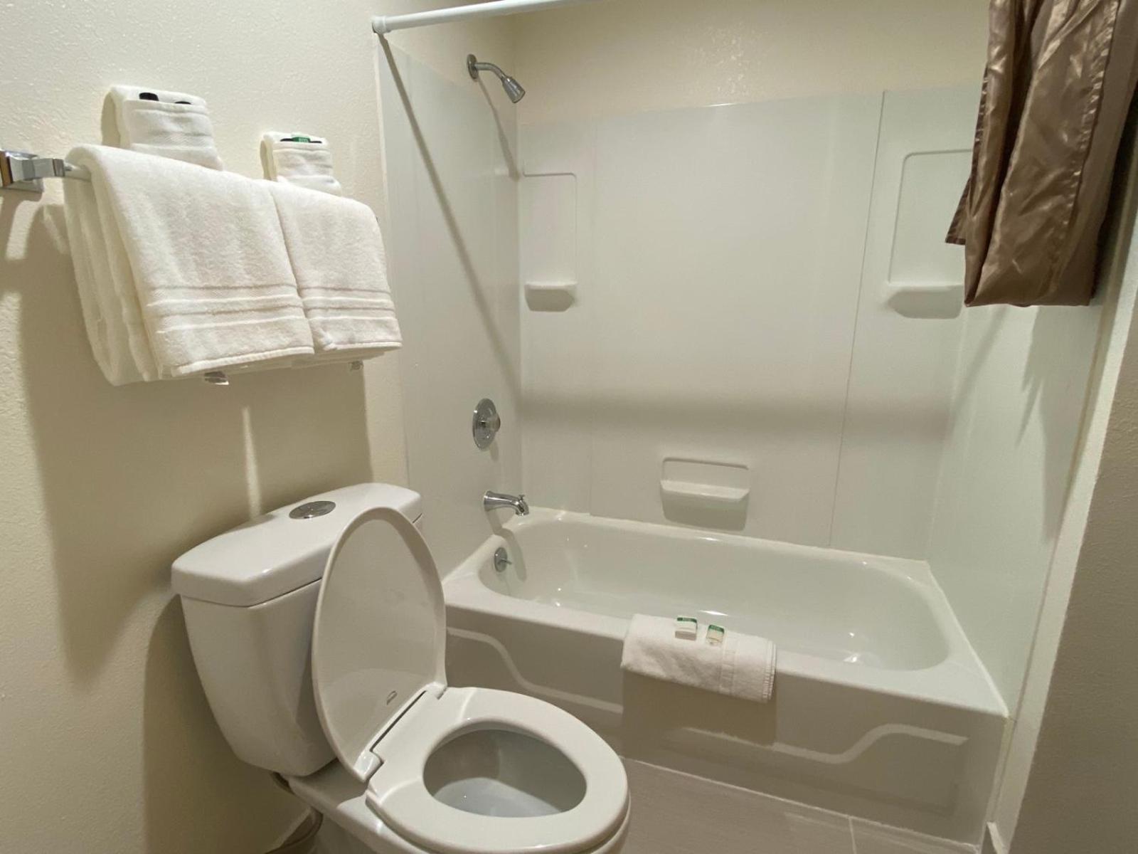 Queen Room with Two Queen Beds, Balcony and Private Bathroom photo 3