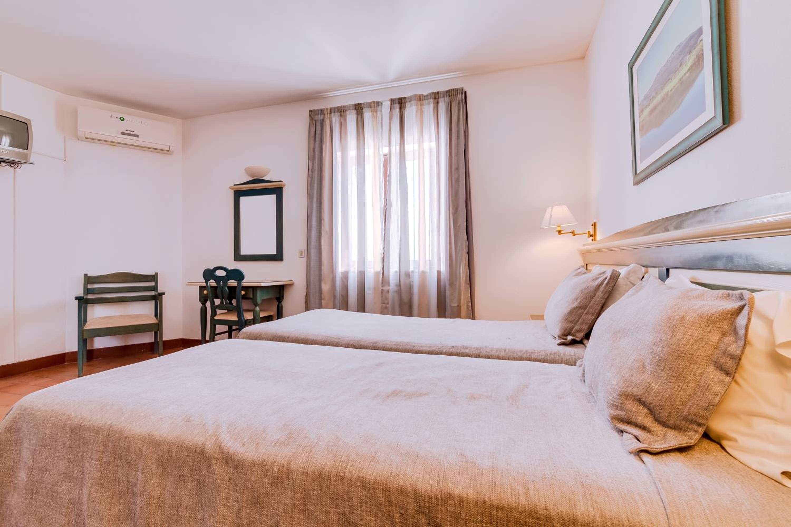 Twin Room - Photo 10