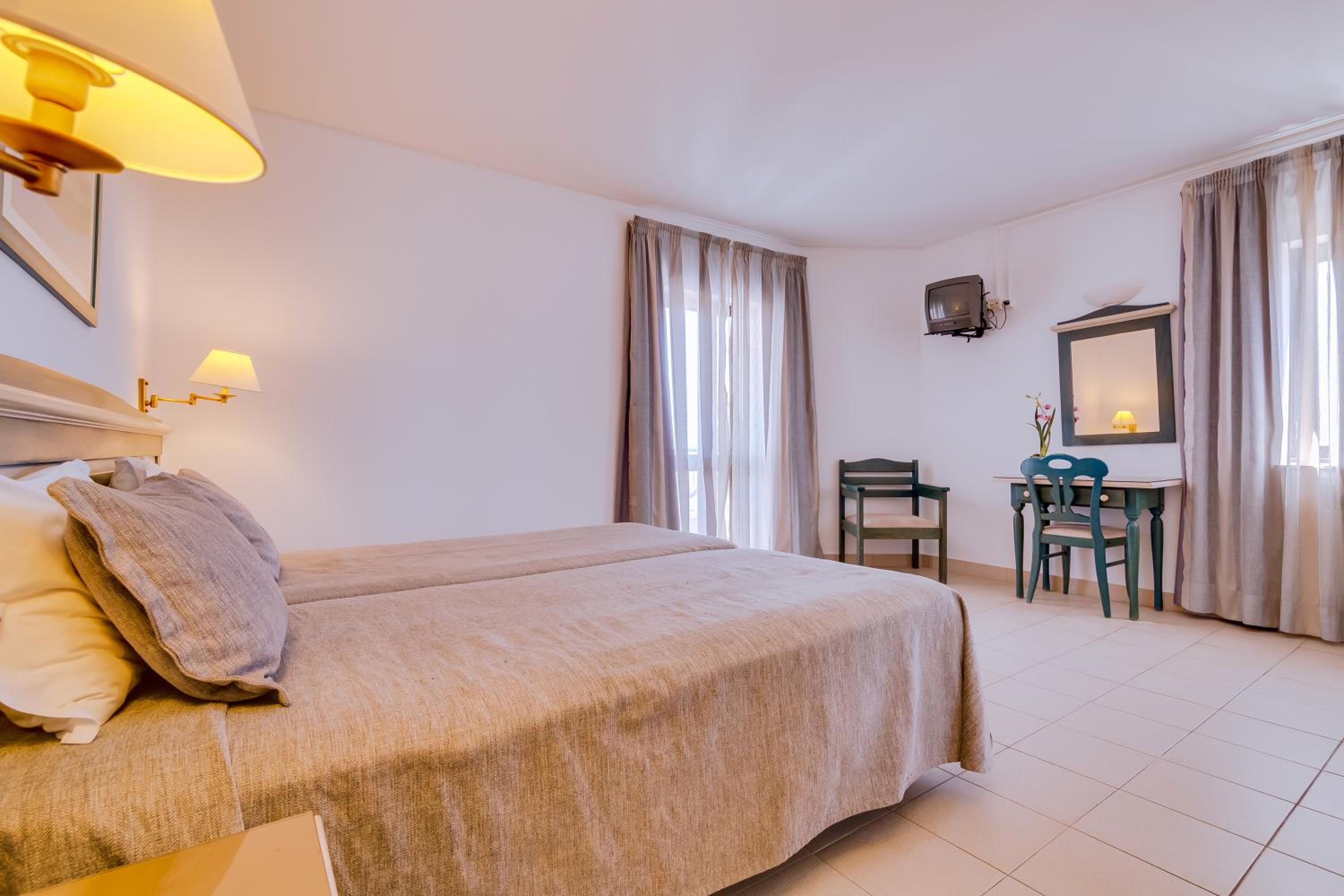 Twin Room - Photo 11