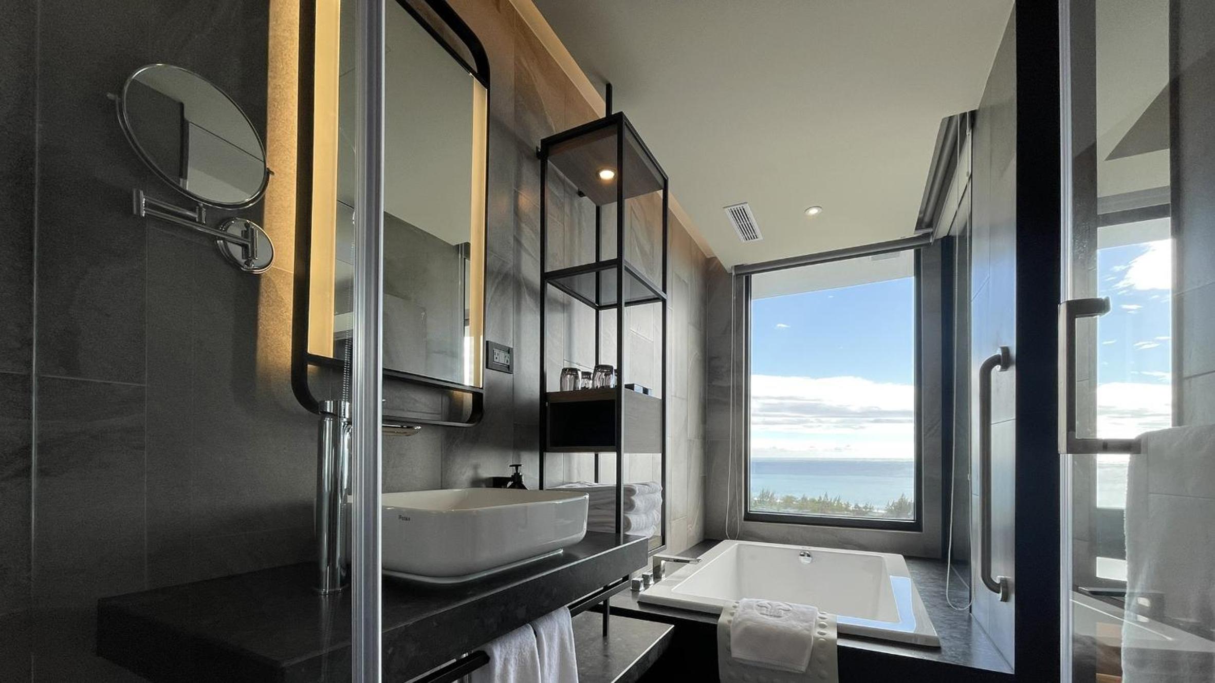 Building Tranquil - Staycation Offer - Executive Deluxe King Room with Ocean View include Tipsy Hour - Photo 6