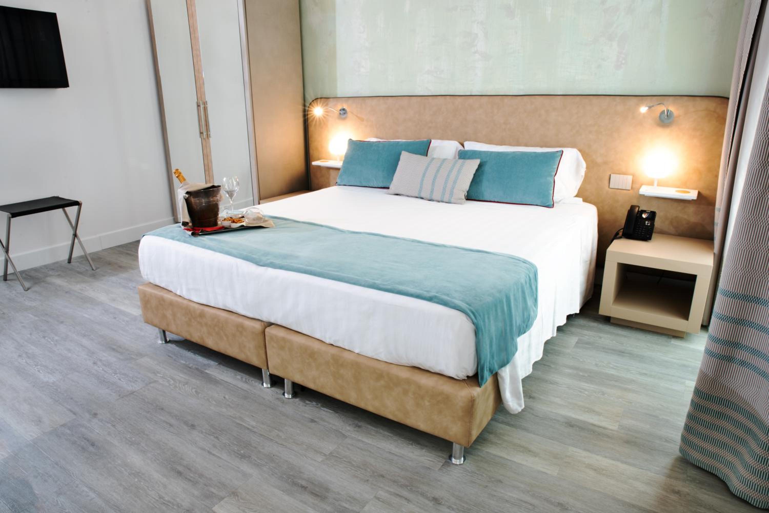 Deluxe Room - Photo 3