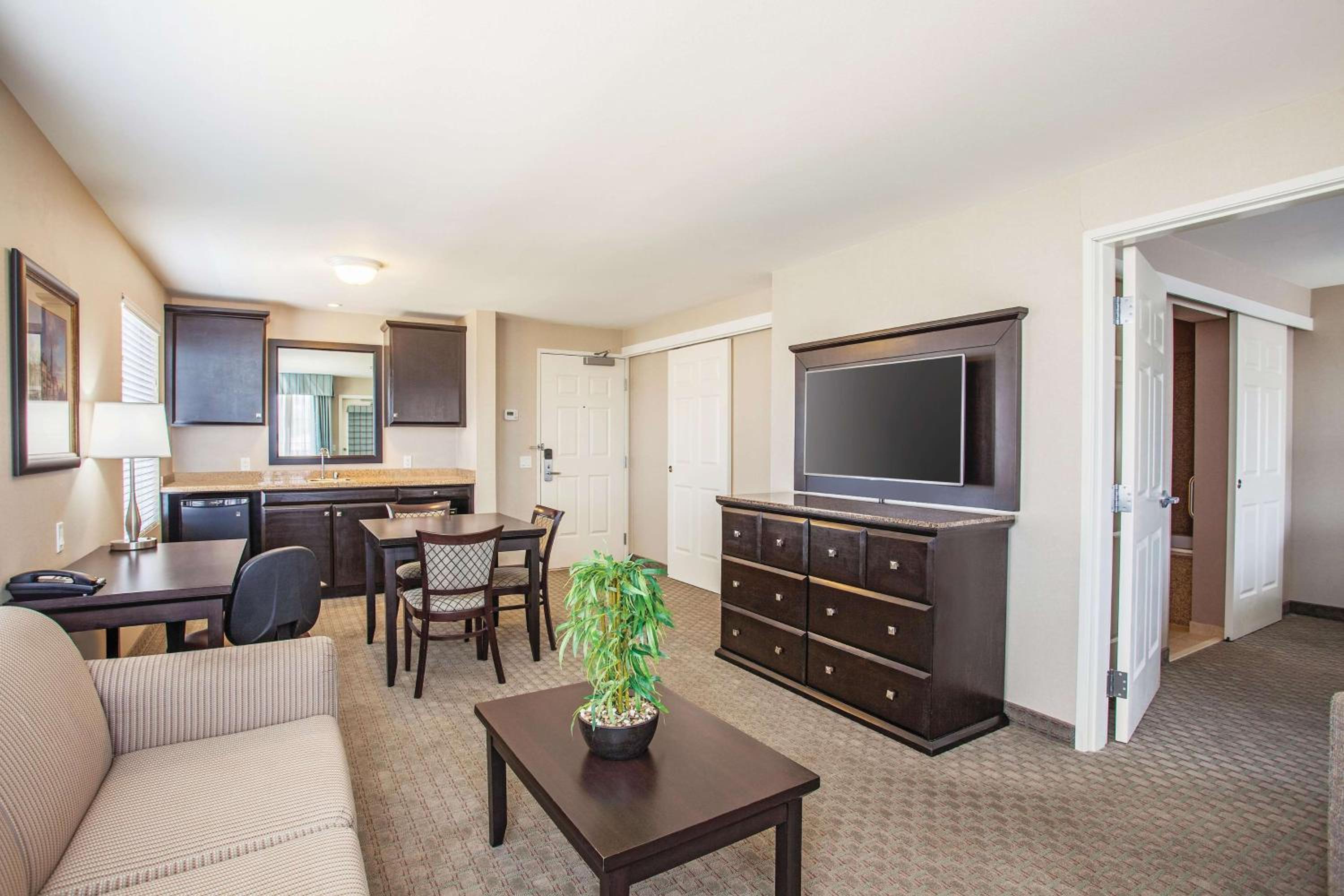 1 King Bed, 2 Room Suite, Oversize Jetted Tub, Balcony, Non-Smoking - Photo 2