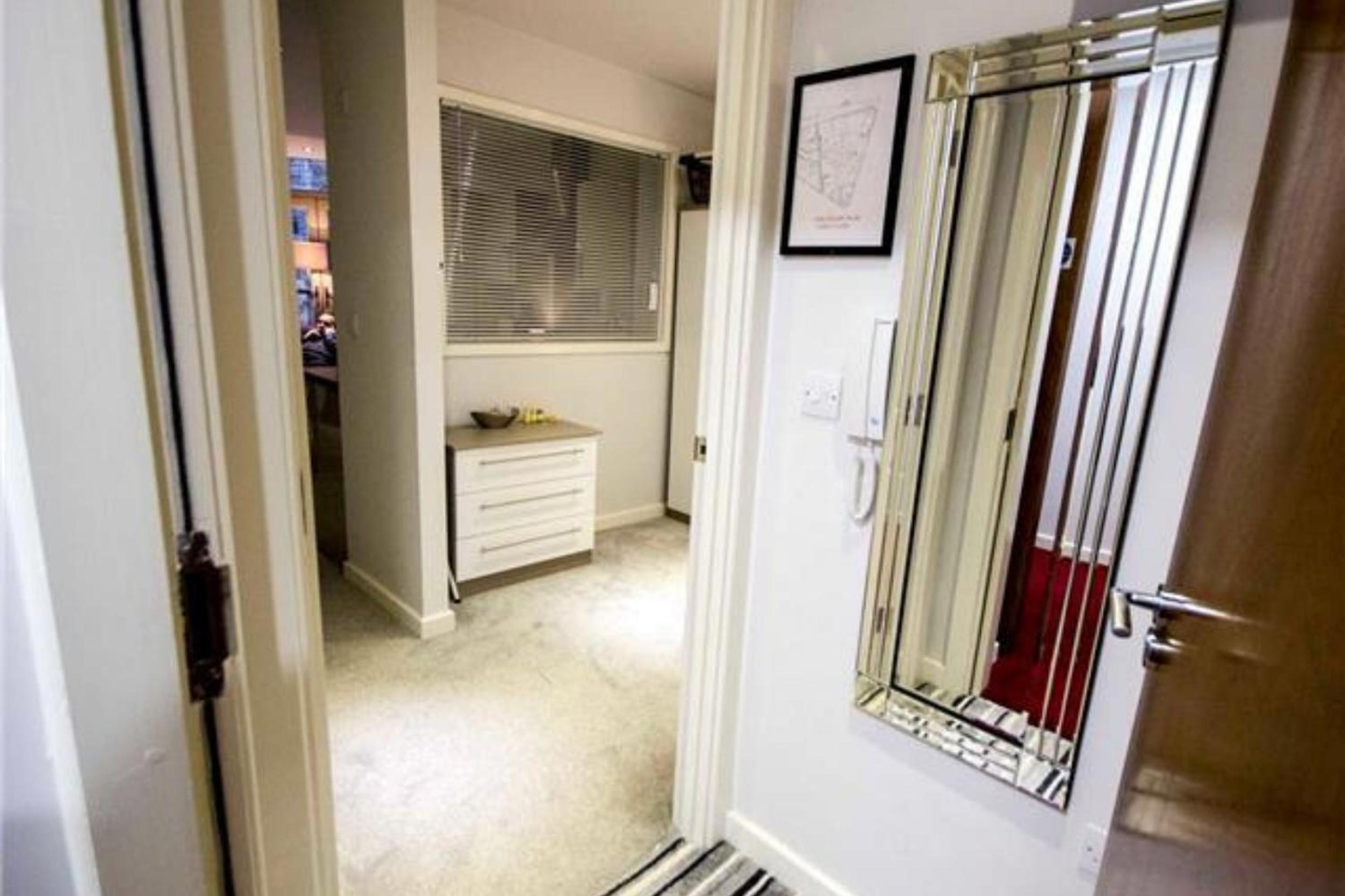 One-Bedroom Apartment photo 1