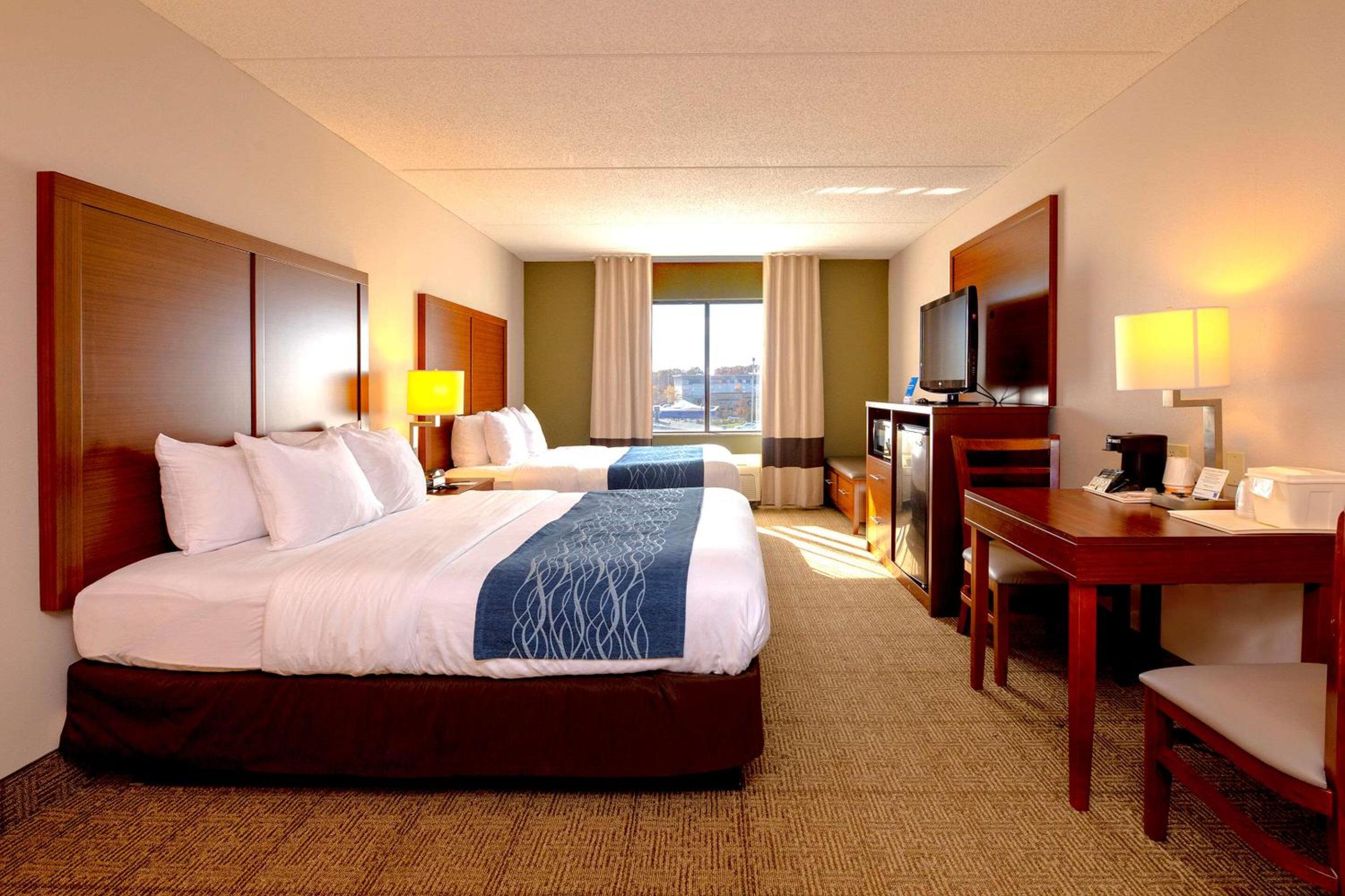 Queen Room with Two Queen Beds - Non-Smoking - Photo 1