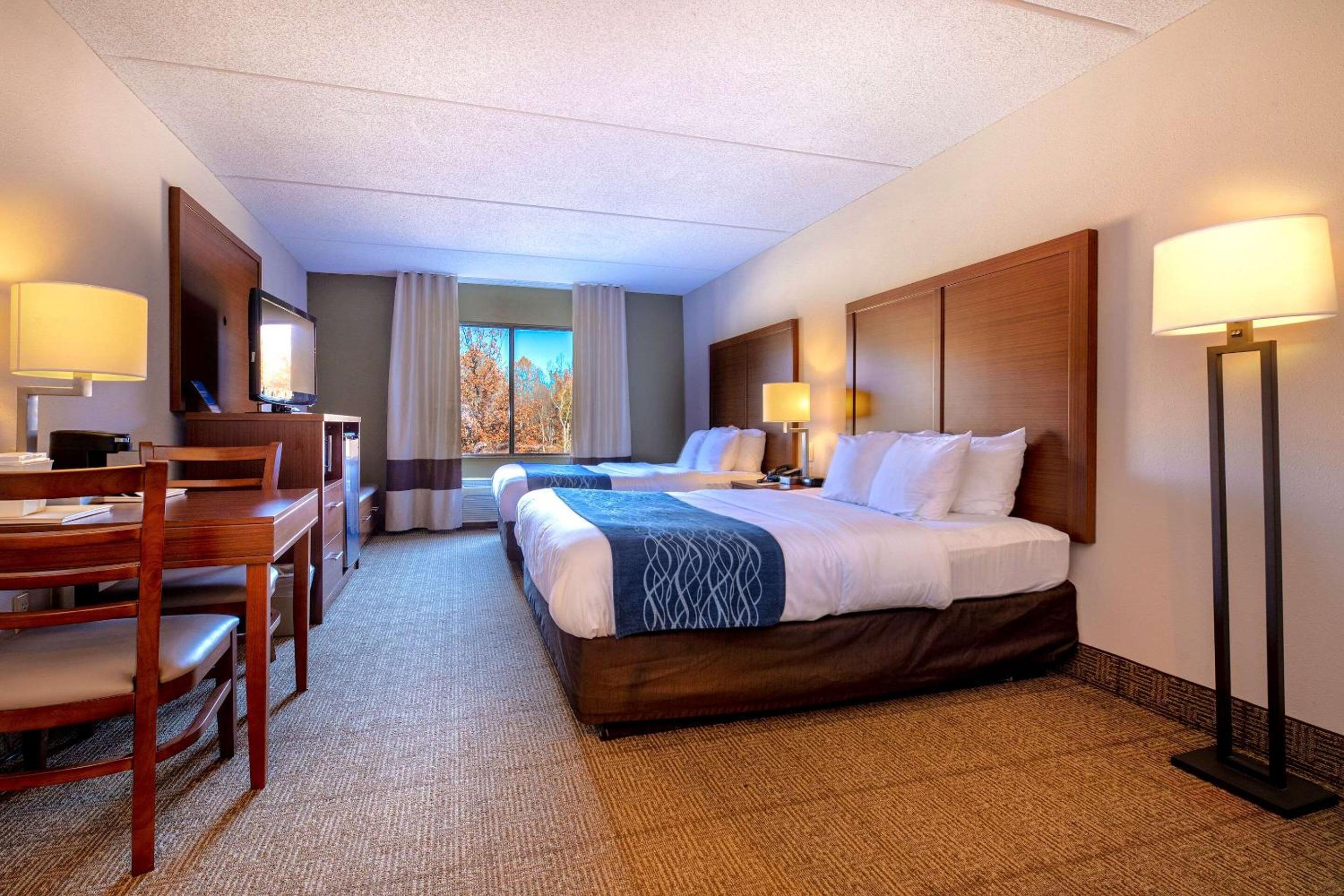 Queen Room with Two Queen Beds - Non-Smoking - Photo 5