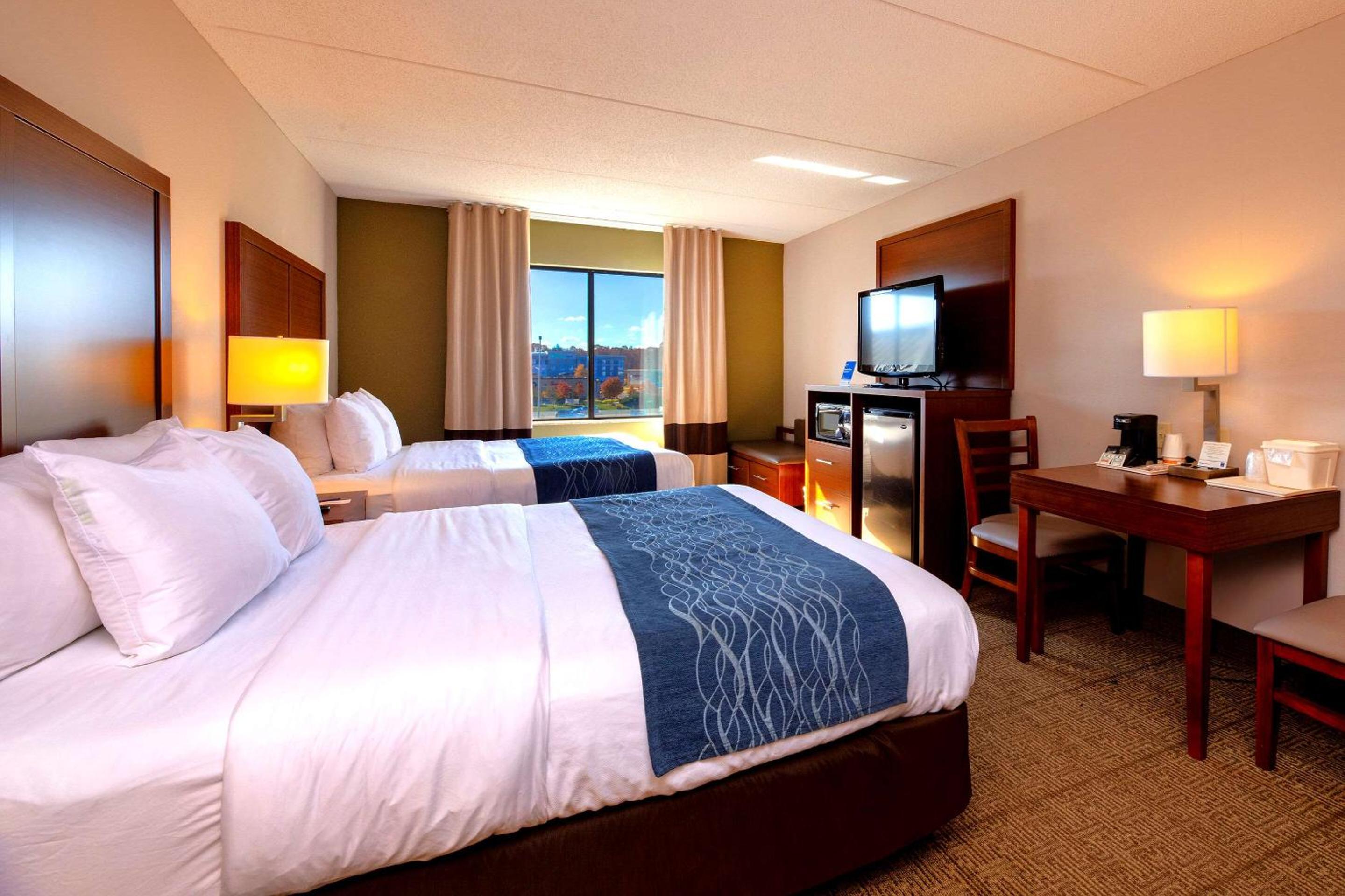 Queen Room with Two Queen Beds - Non-Smoking - Photo 2