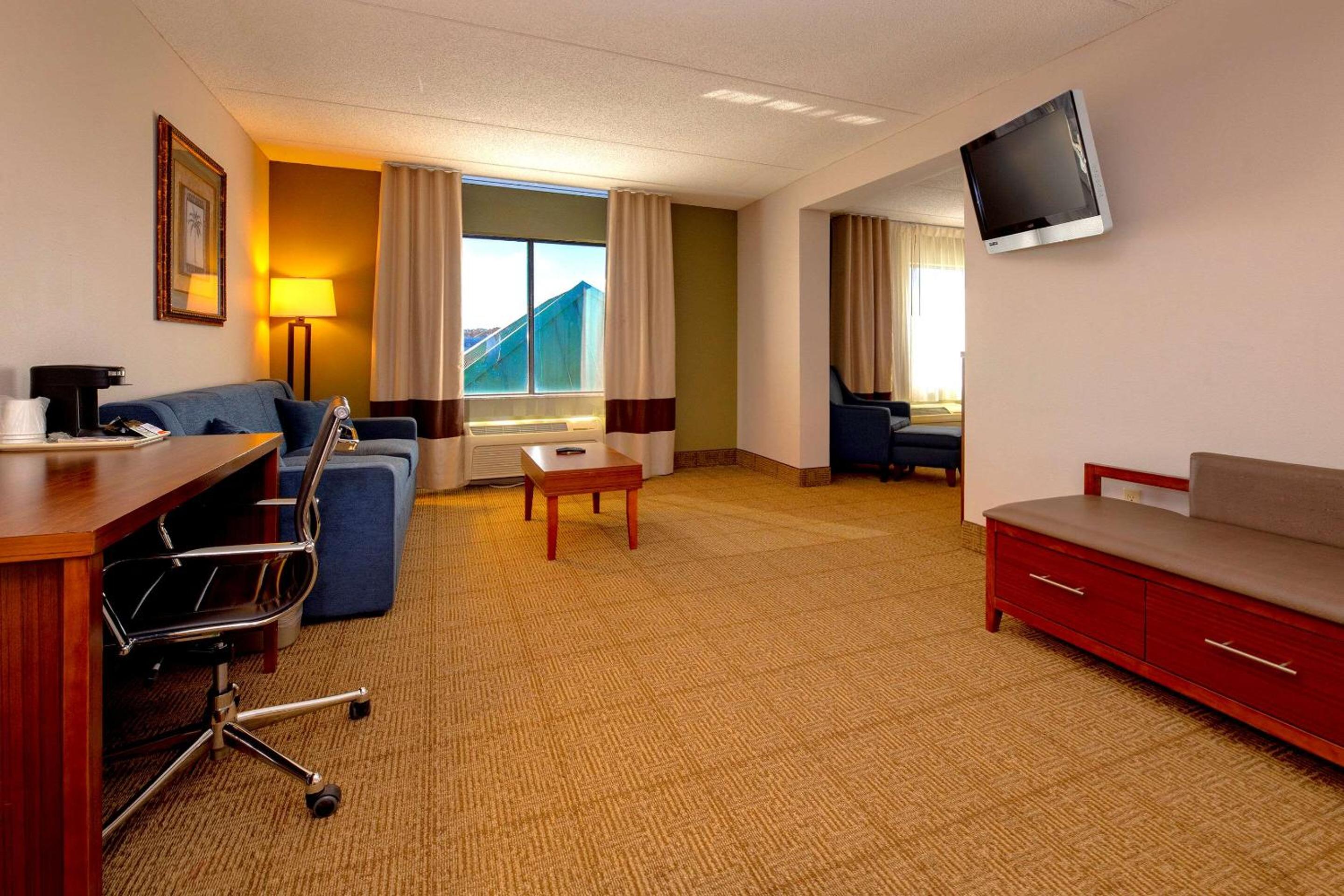 King Suite - Non-Smoking - Photo 3