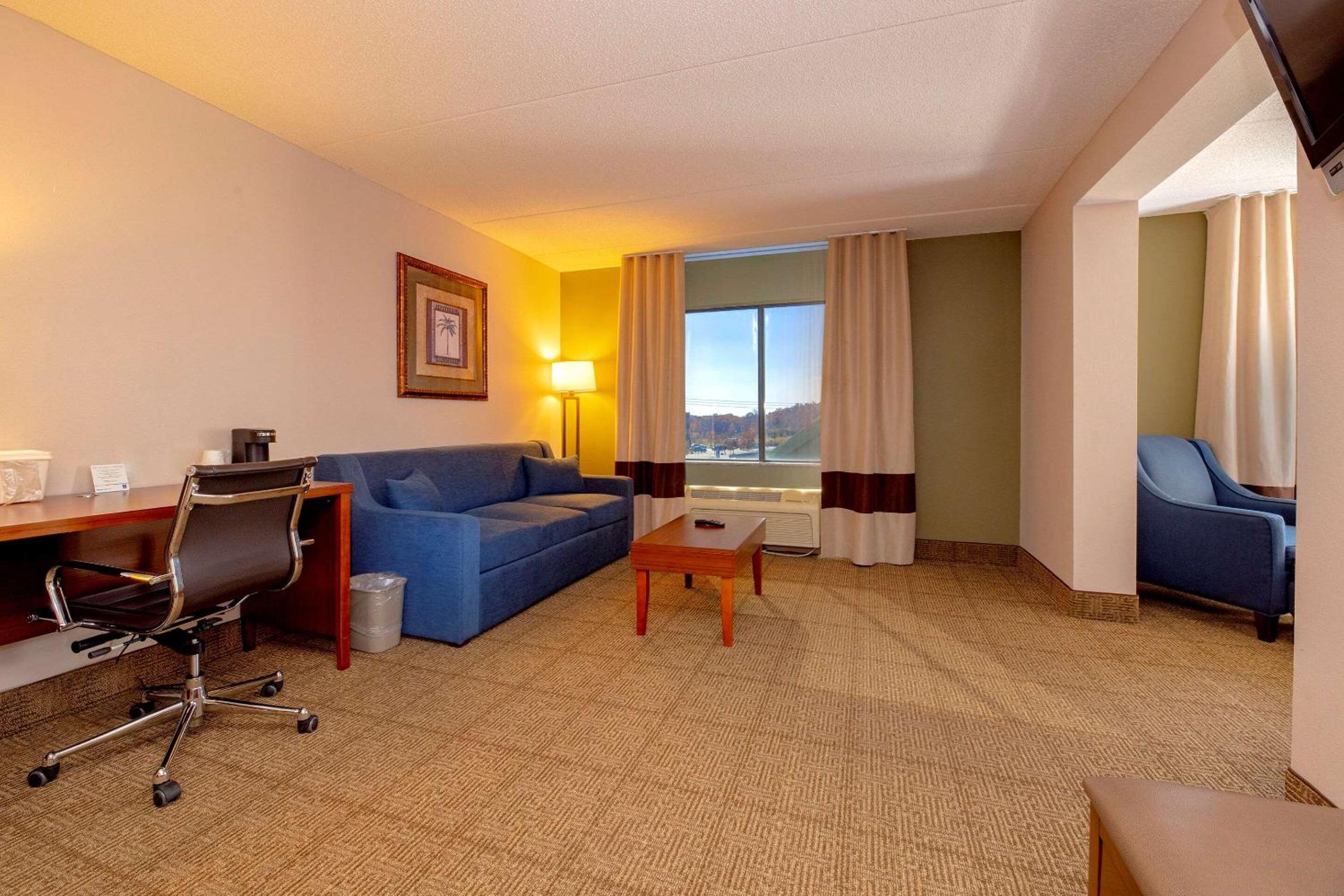 King Suite - Non-Smoking - Photo 4
