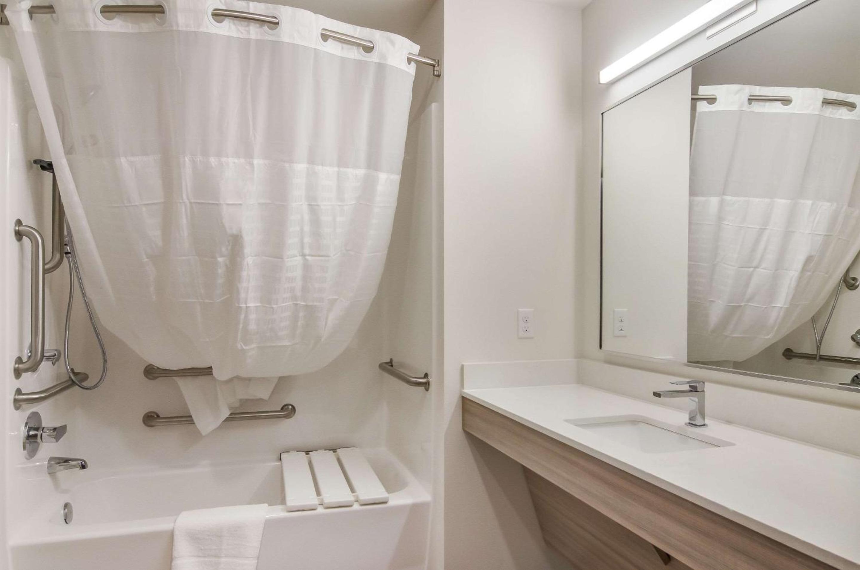 King Room with tub - Accessible/Non-Smoking - Photo 5