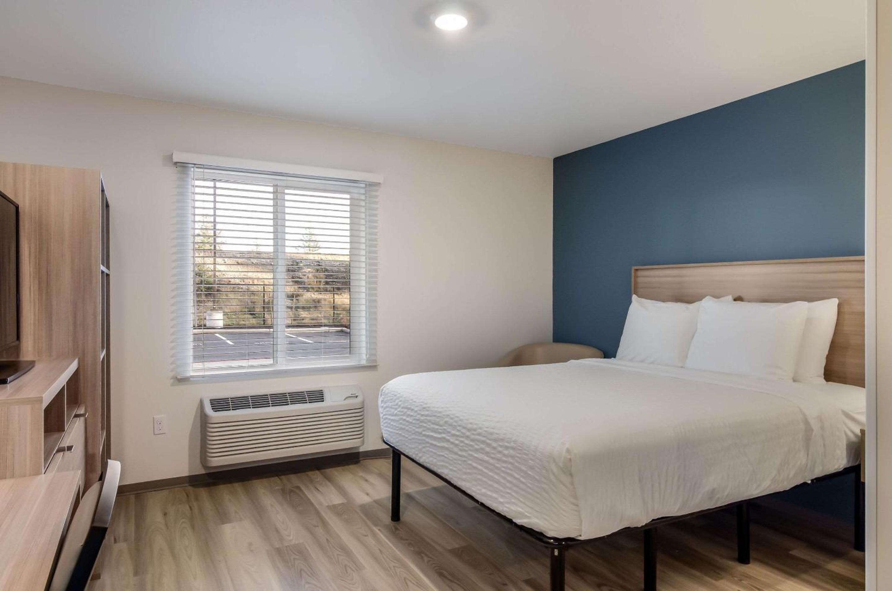 King Room with tub - Accessible/Non-Smoking - Photo 7