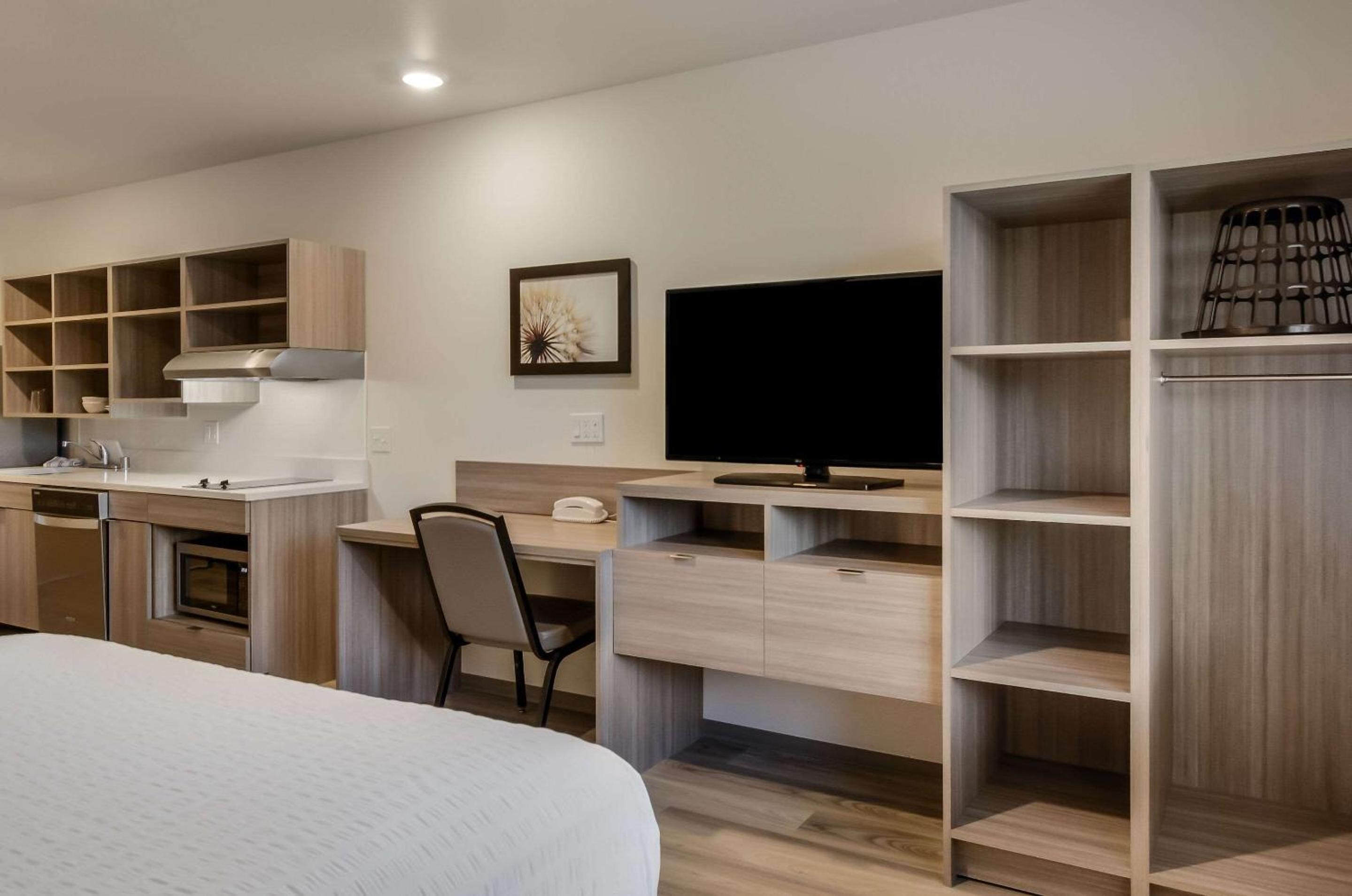 King Room with tub - Accessible/Non-Smoking - Photo 8