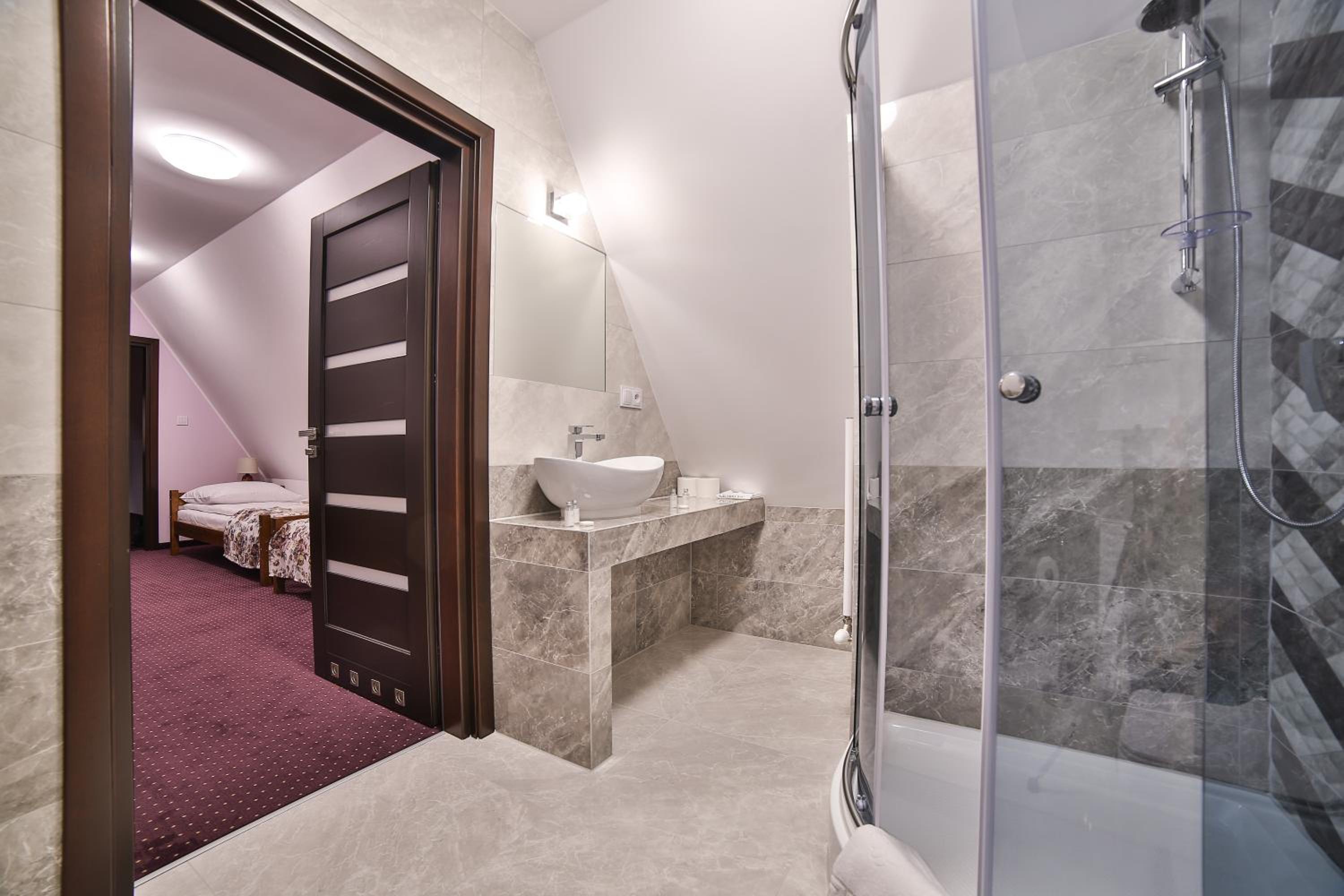 Twin Room with Private Bathroom photo 1