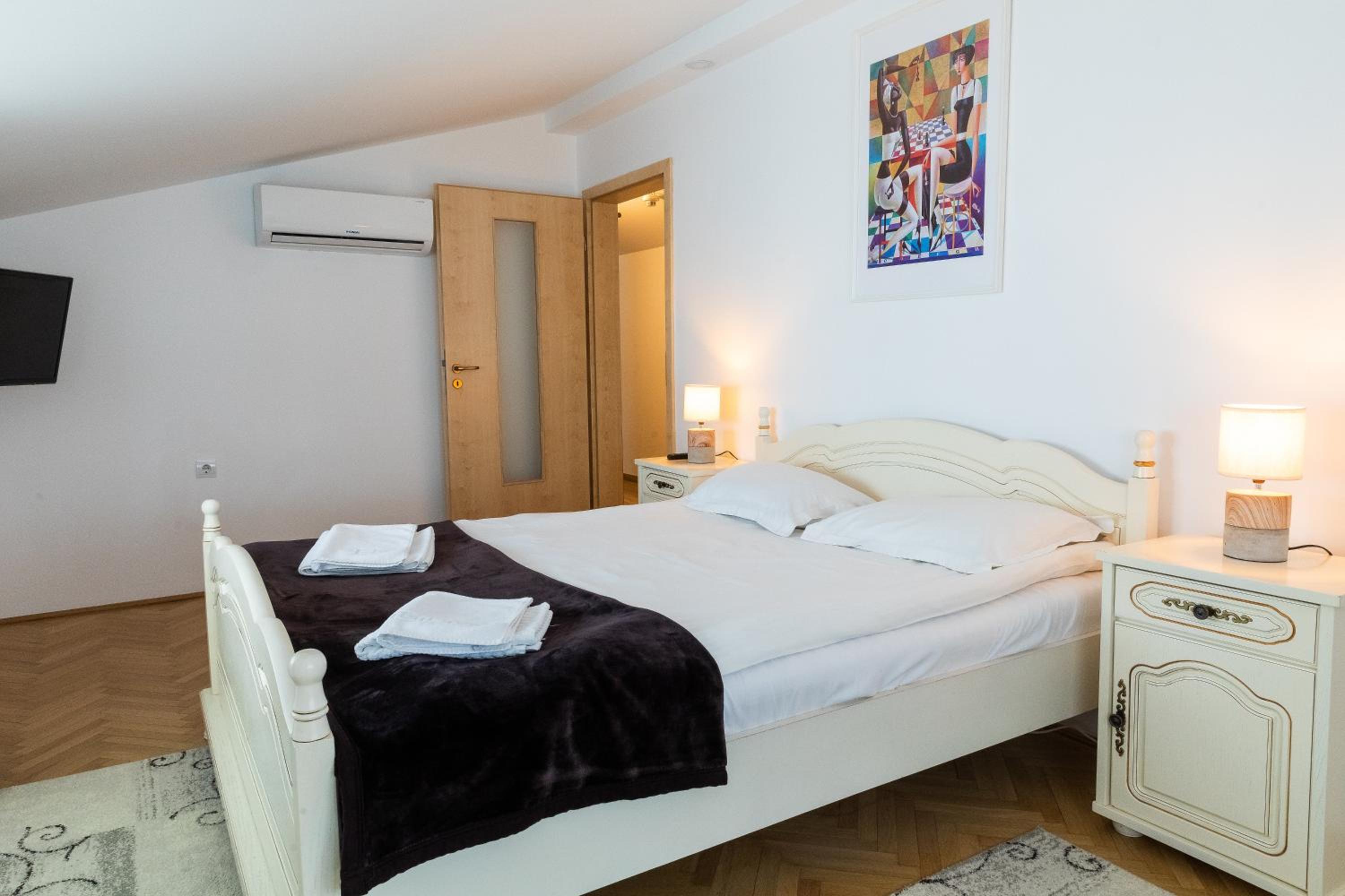 Attic Double Room no. 8 photo 1