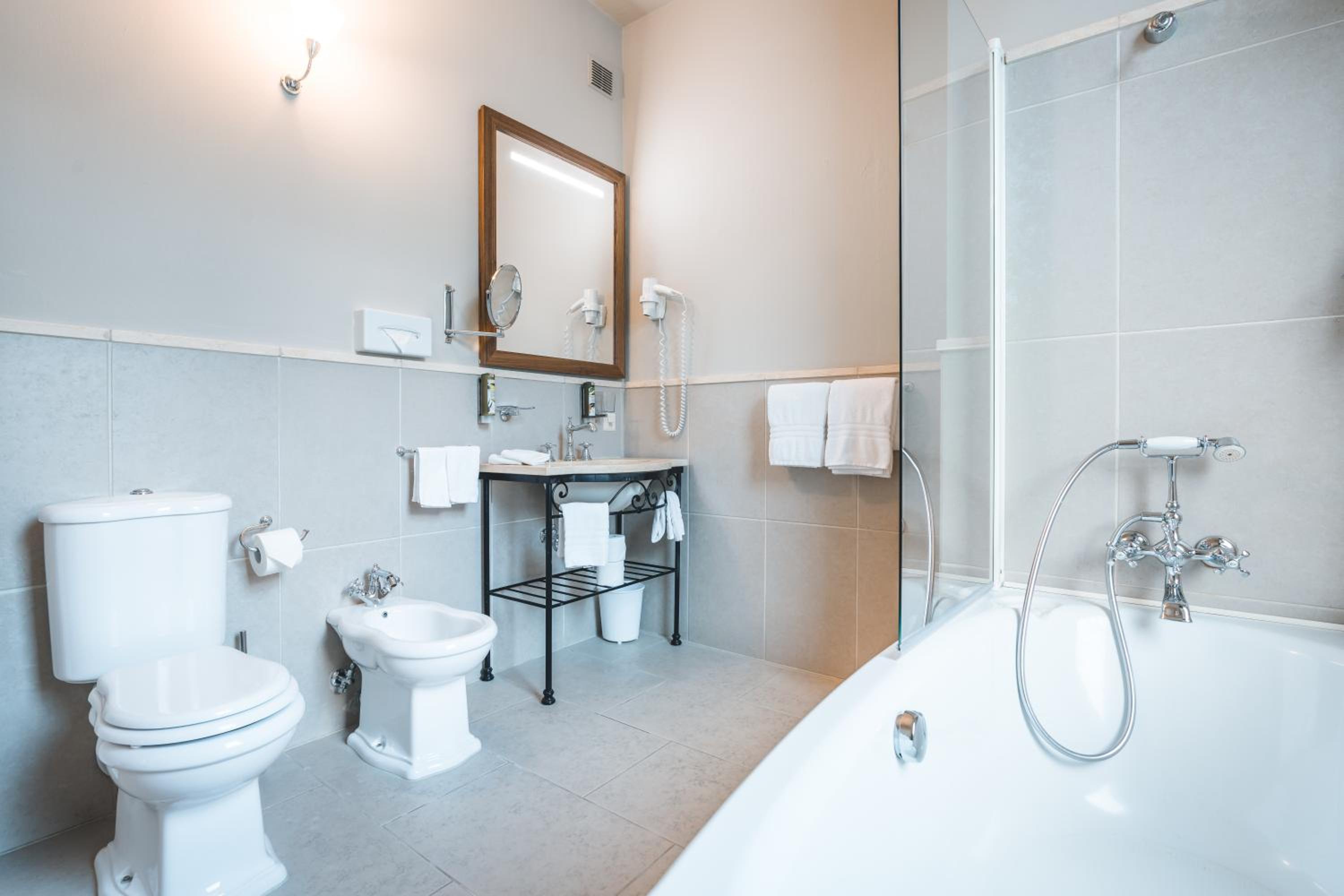 Boutique Economy Double Room - Photo 3