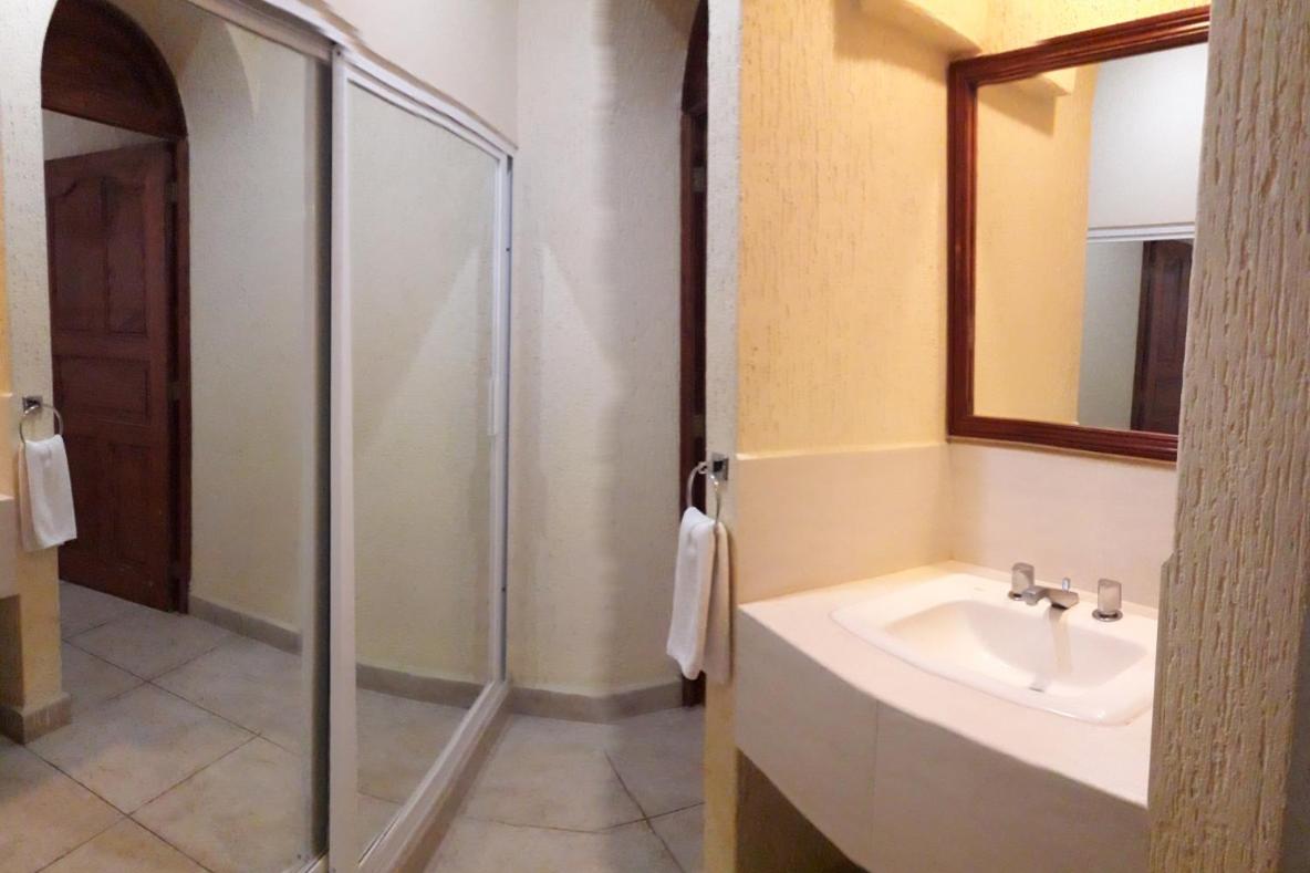 Twin Room with Private Bathroom photo 2