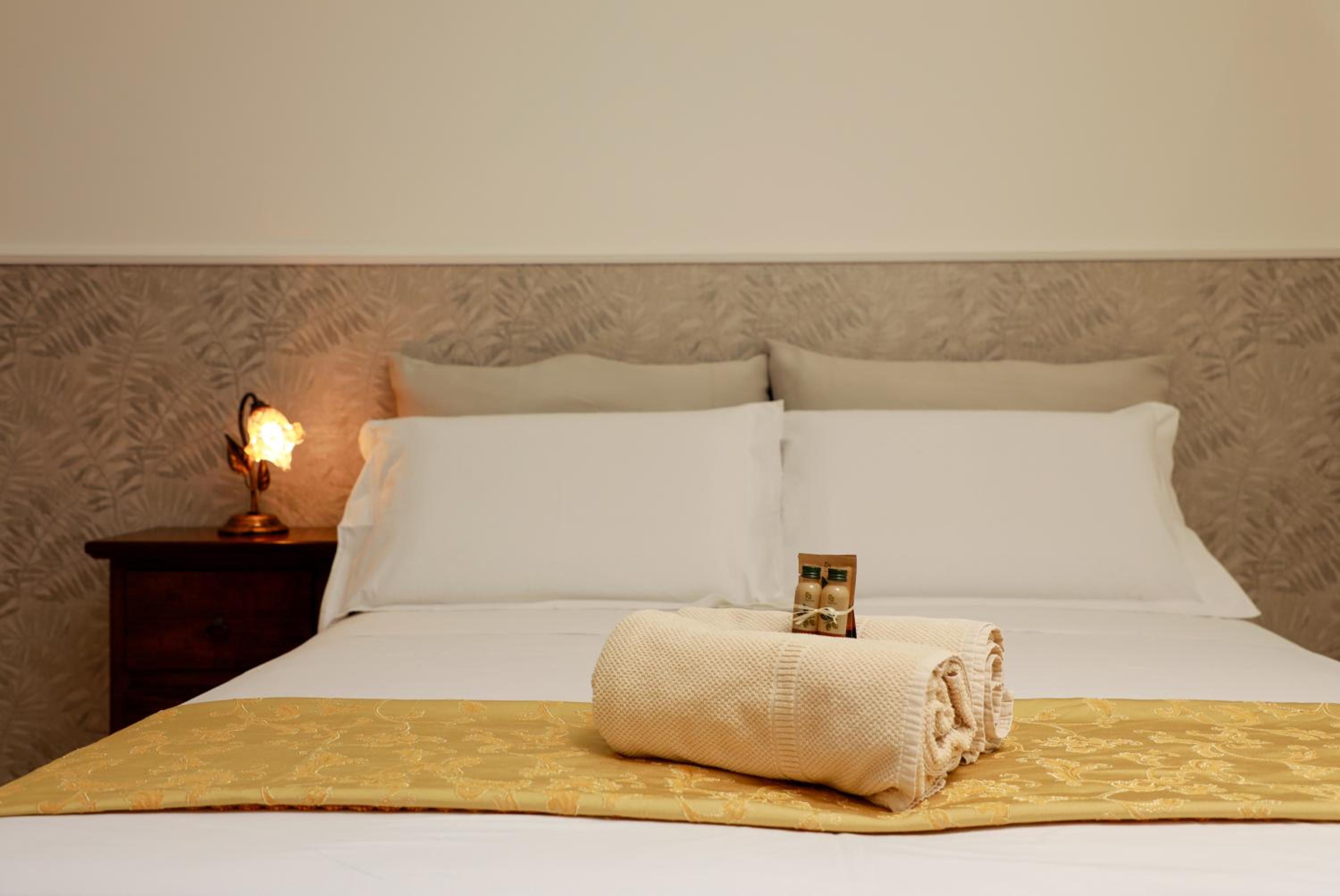 Standard Double Room - Photo 3