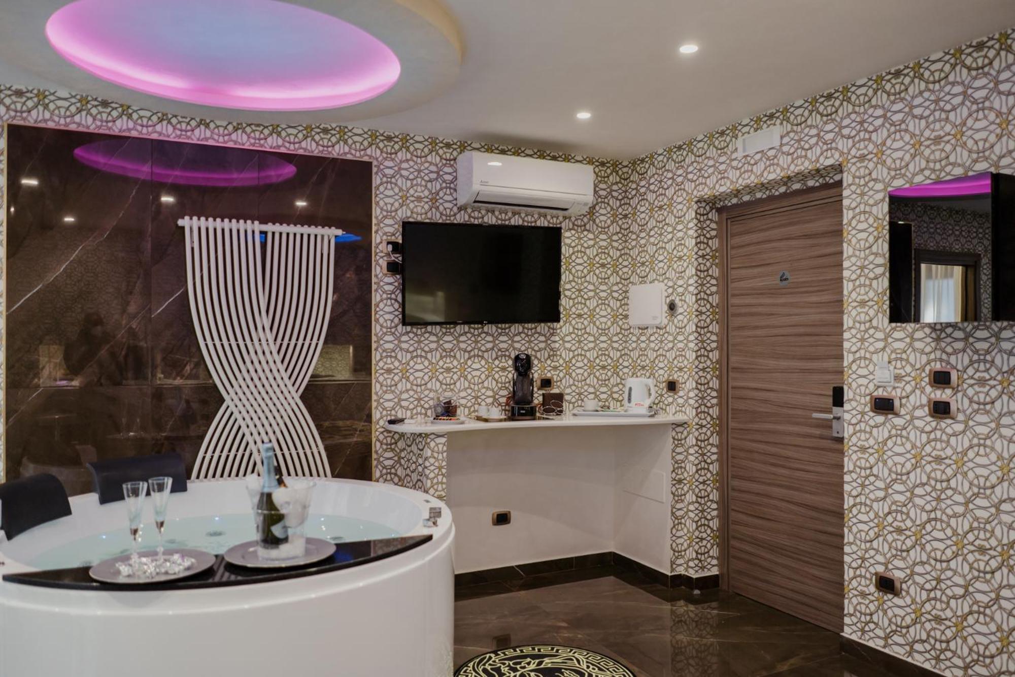 Queen Room with Spa Bath - Photo 12