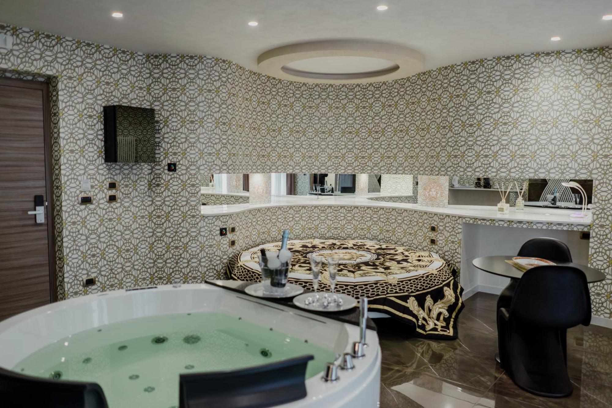 Queen Room with Spa Bath - Photo 11