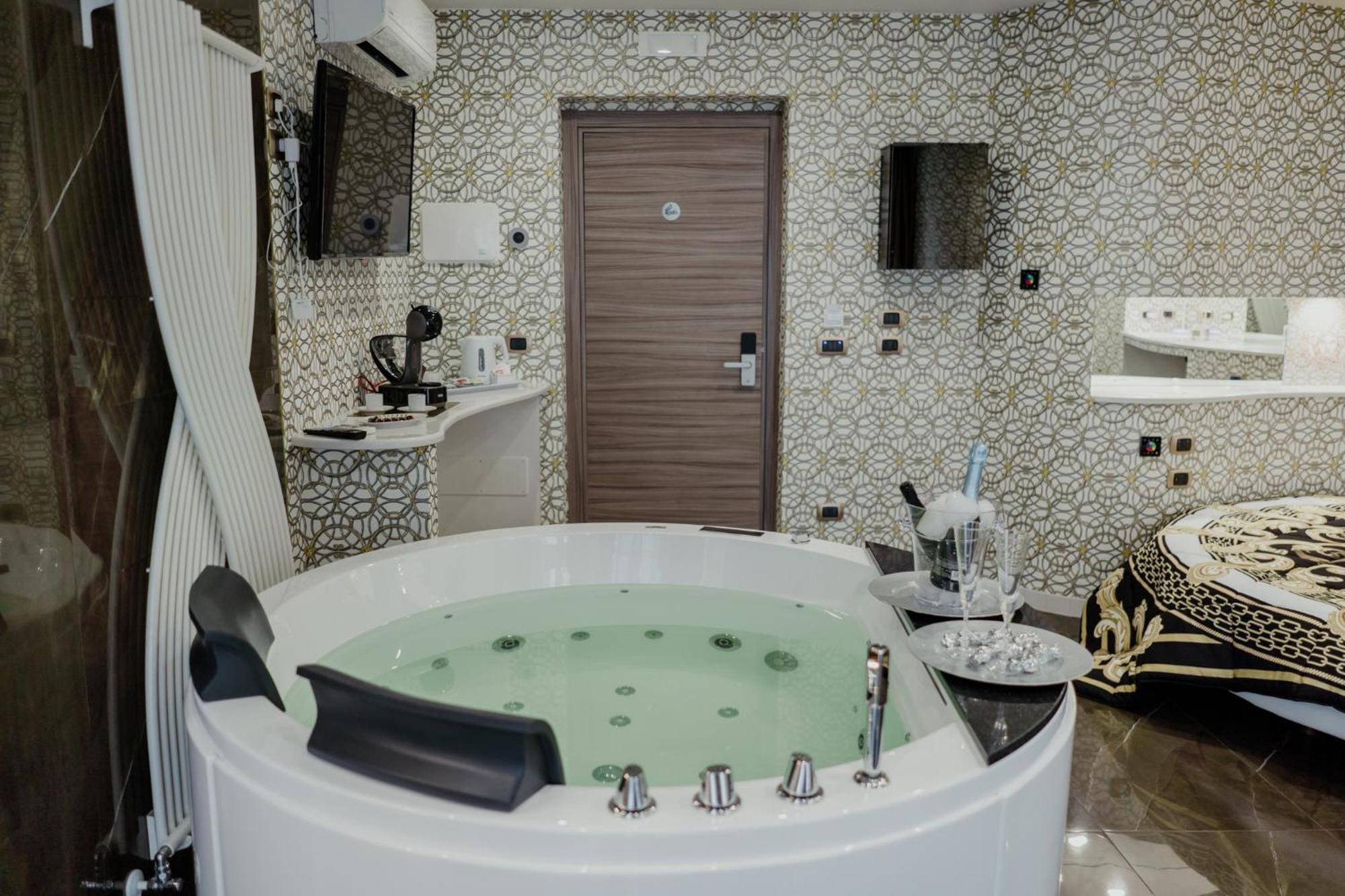 Queen Room with Spa Bath - Photo 8