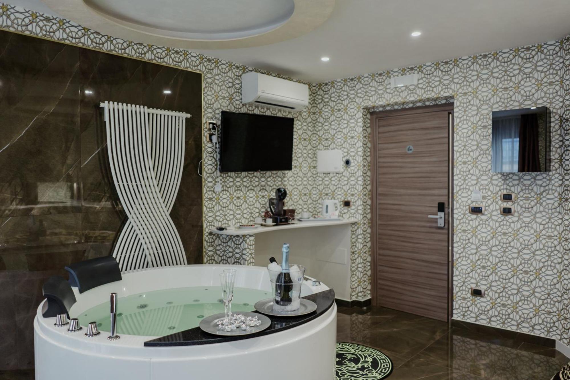 Queen Room with Spa Bath - Photo 9